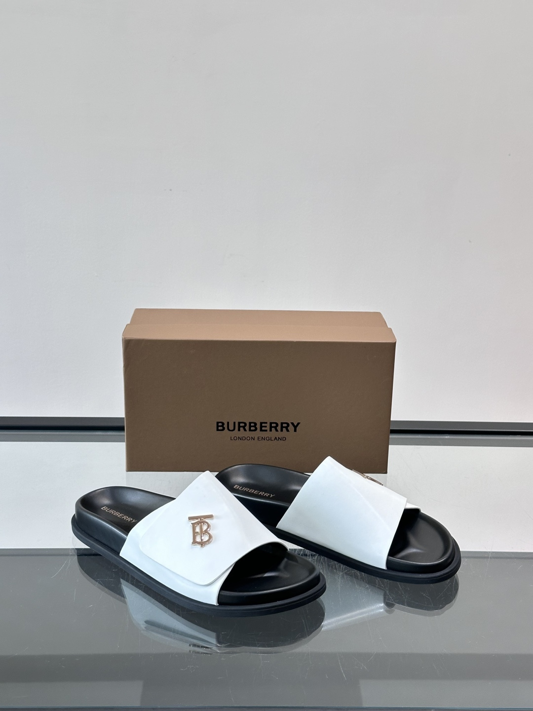 Burberr*男士休闲凉拖，优质皮革➕金属Logo，简约又有辨识度。黑色橡胶鞋底，防滑耐磨，日常穿着超