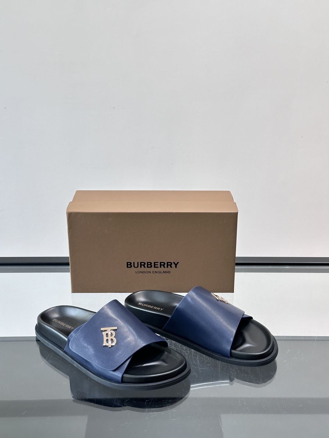 Burberr*男士休闲凉拖，优质皮革➕金属Logo，简约又有辨识度。黑色橡胶鞋底，防滑耐磨，日常穿着超