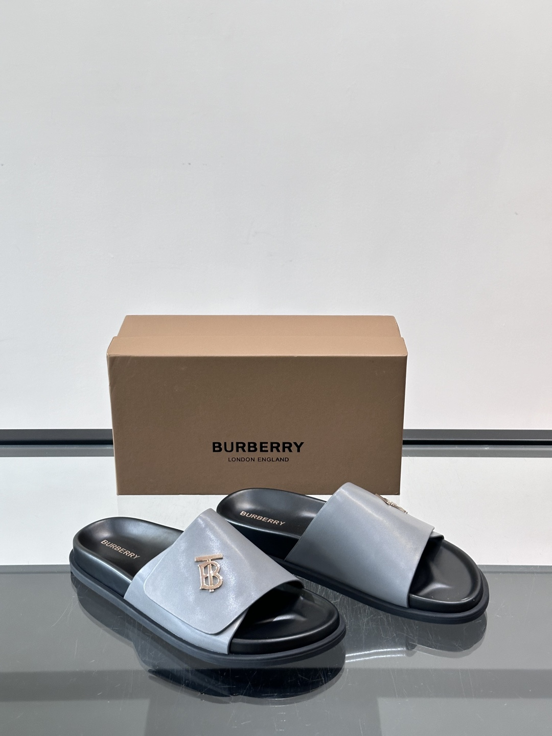 Burberr*男士休闲凉拖，优质皮革➕金属Logo，简约又有辨识度。黑色橡胶鞋底，防滑耐磨，日常穿着超