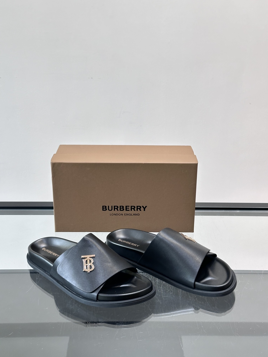 Burberr*男士休闲凉拖，优质皮革➕金属Logo，简约又有辨识度。黑色橡胶鞋底，防滑耐磨，日常穿着超