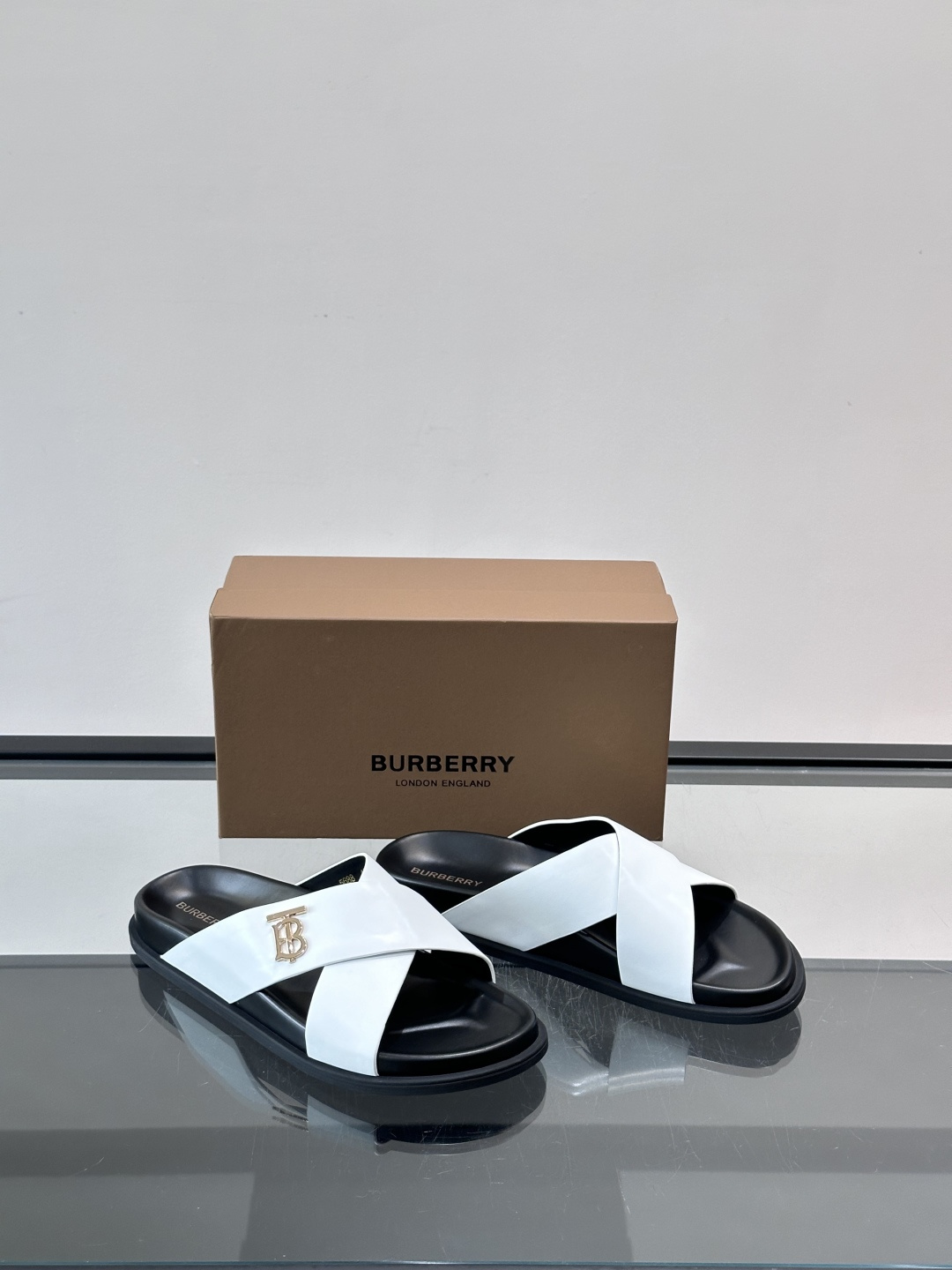 Burberr*男士休闲凉拖，优质皮革➕金属Logo，简约又有辨识度。黑色橡胶鞋底，防滑耐磨，日常穿着超