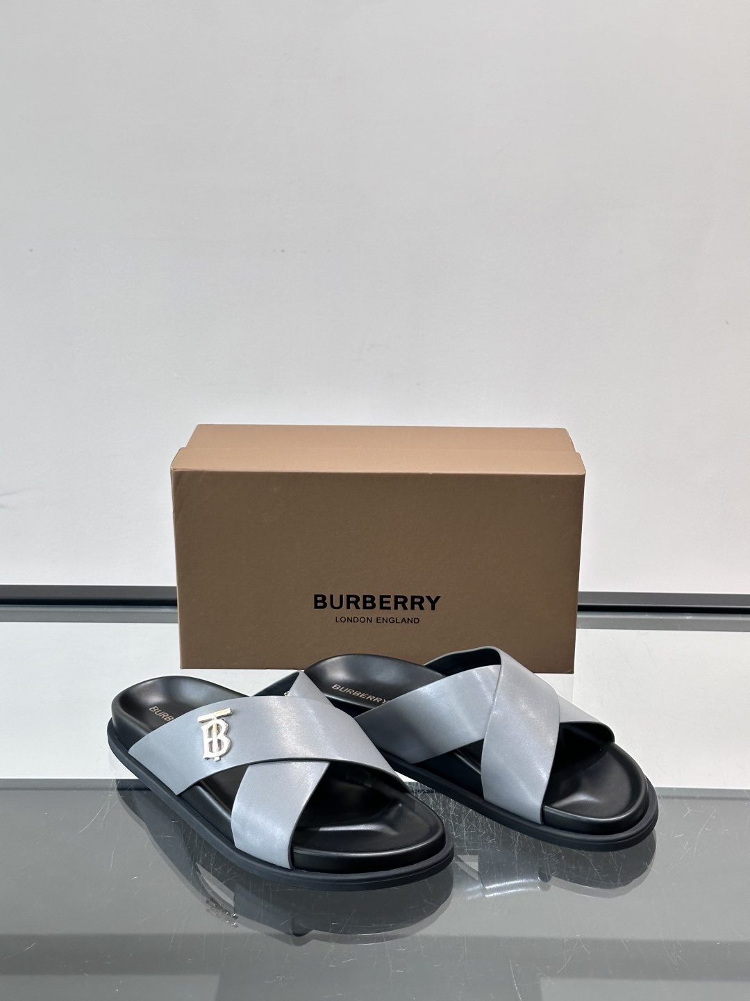 Burberr*男士休闲凉拖，优质皮革➕金属Logo，简约又有辨识度。黑色橡胶鞋底，防滑耐磨，日常穿着超