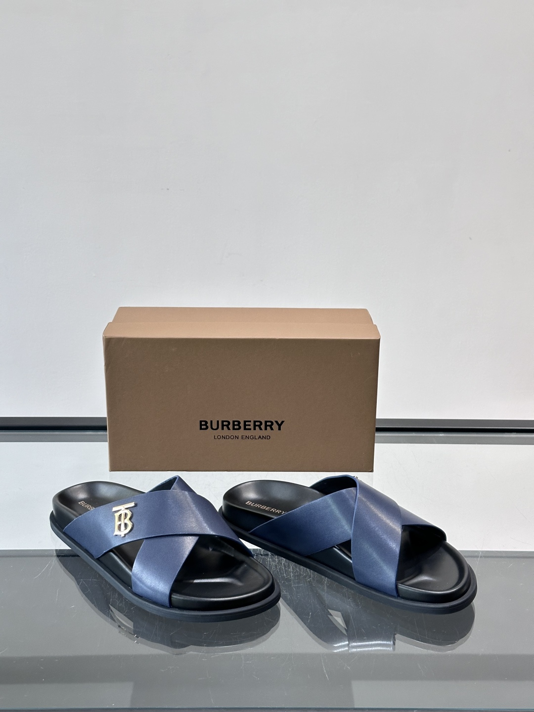 Burberr*男士休闲凉拖，优质皮革➕金属Logo，简约又有辨识度。黑色橡胶鞋底，防滑耐磨，日常穿着超