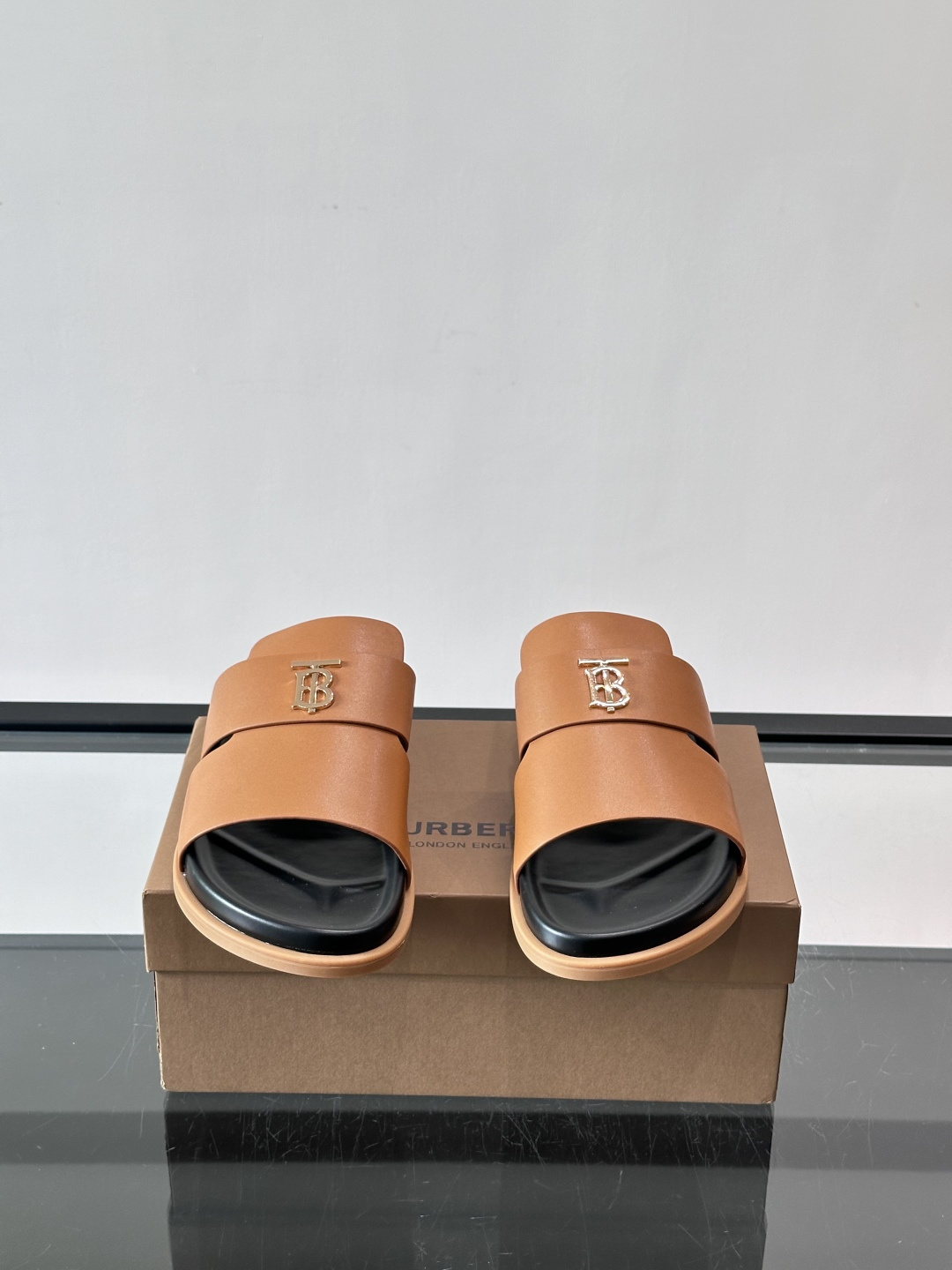 Burberr*男士休闲凉拖，优质皮革➕金属Logo，简约又有辨识度。黑色橡胶鞋底，防滑耐磨，日常穿着超