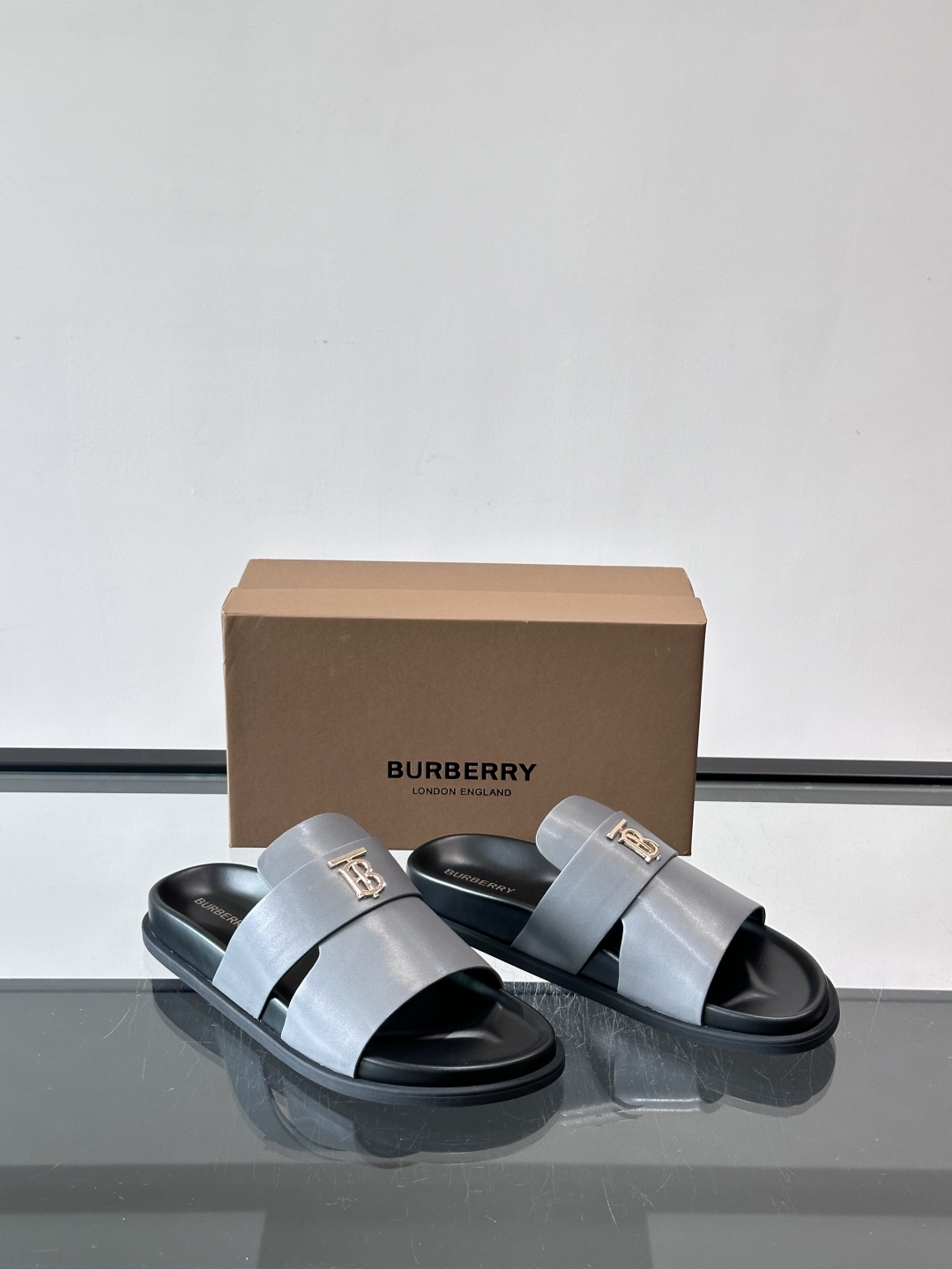 Burberr*男士休闲凉拖，优质皮革➕金属Logo，简约又有辨识度。黑色橡胶鞋底，防滑耐磨，日常穿着超