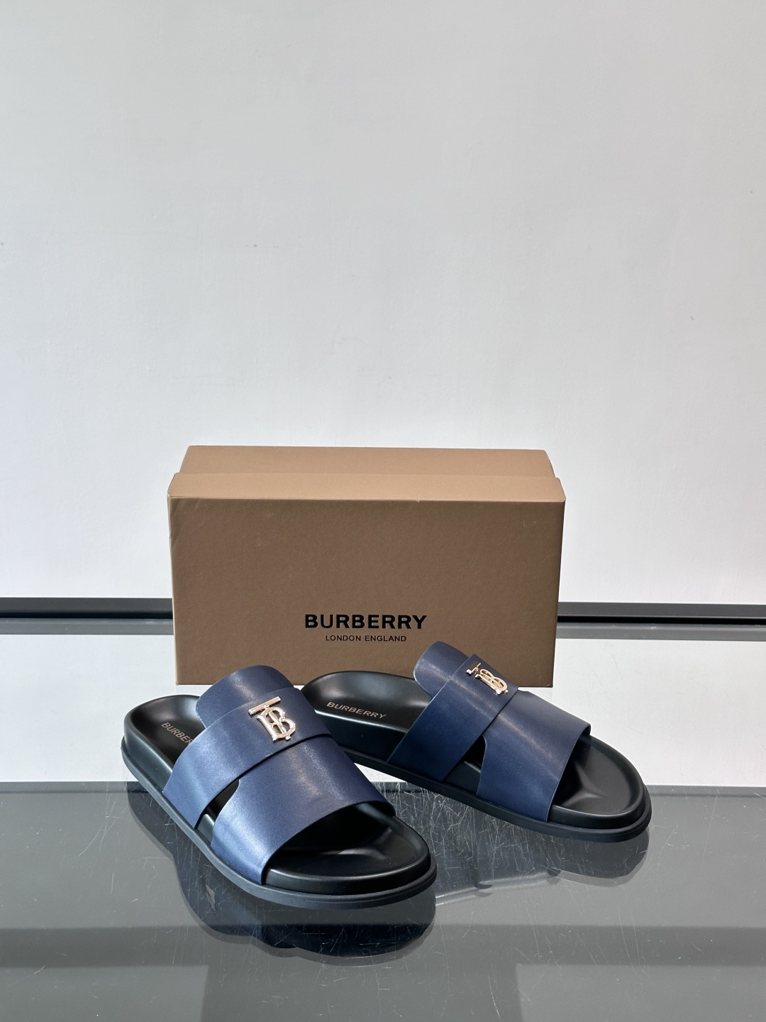 Burberr*男士休闲凉拖，优质皮革➕金属Logo，简约又有辨识度。黑色橡胶鞋底，防滑耐磨，日常穿着超
