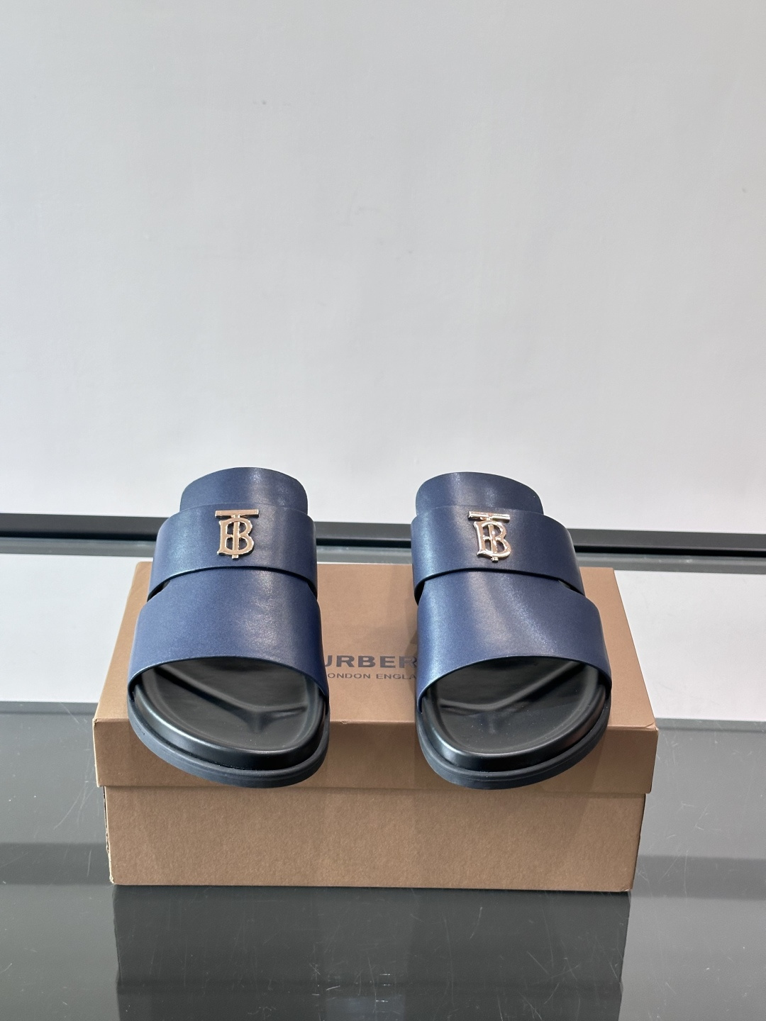 Burberr*男士休闲凉拖，优质皮革➕金属Logo，简约又有辨识度。黑色橡胶鞋底，防滑耐磨，日常穿着超