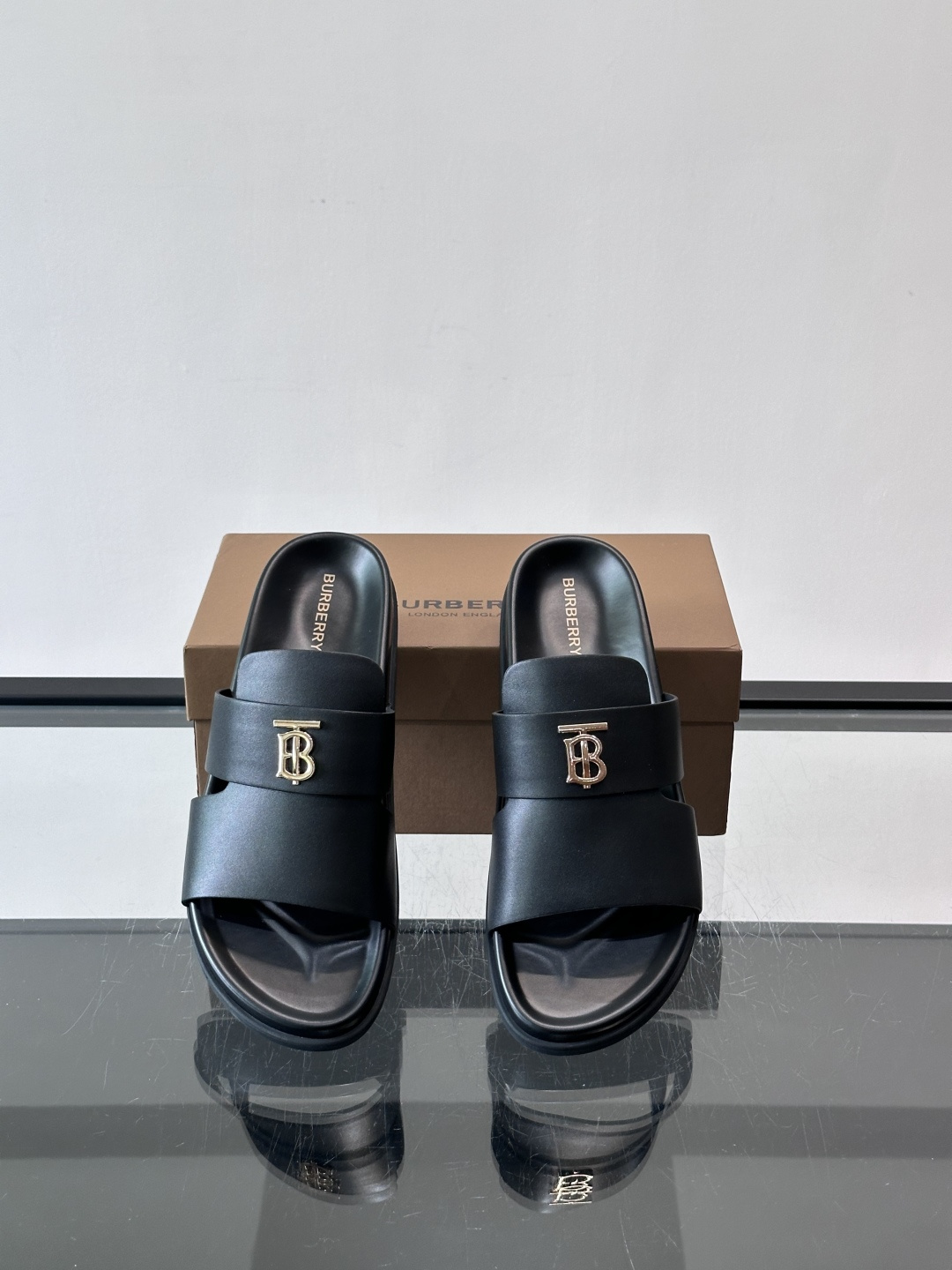 Burberr*男士休闲凉拖，优质皮革➕金属Logo，简约又有辨识度。黑色橡胶鞋底，防滑耐磨，日常穿着超