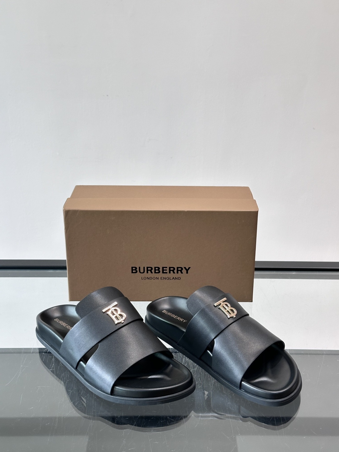 Burberr*男士休闲凉拖，优质皮革➕金属Logo，简约又有辨识度。黑色橡胶鞋底，防滑耐磨，日常穿着超