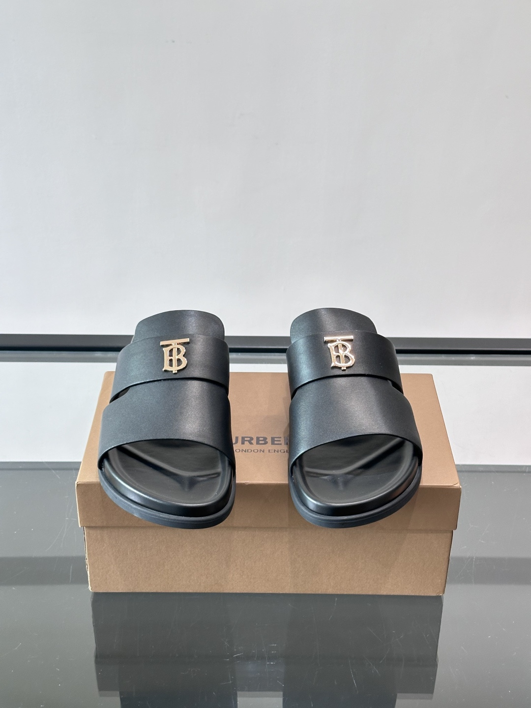 Burberr*男士休闲凉拖，优质皮革➕金属Logo，简约又有辨识度。黑色橡胶鞋底，防滑耐磨，日常穿着超