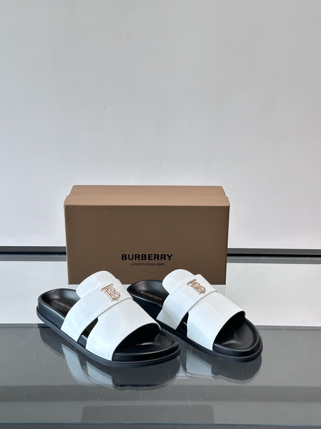 Burberr*男士休闲凉拖，优质皮革➕金属Logo，简约又有辨识度。黑色橡胶鞋底，防滑耐磨，日常穿着超
