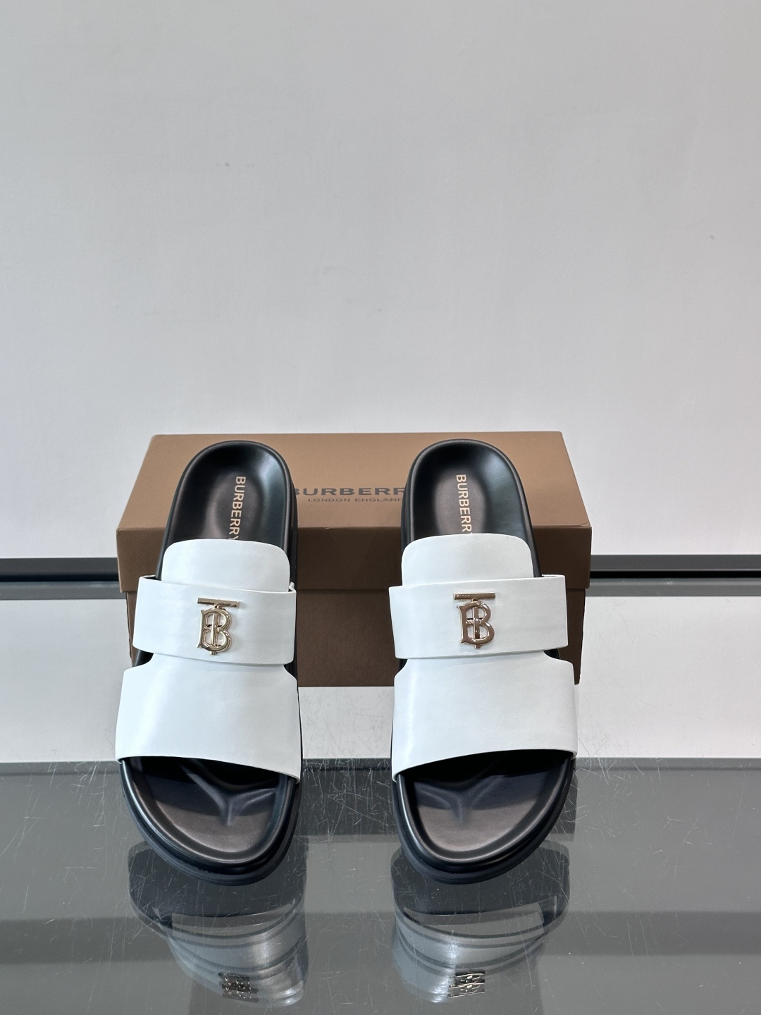 Burberr*男士休闲凉拖，优质皮革➕金属Logo，简约又有辨识度。黑色橡胶鞋底，防滑耐磨，日常穿着超