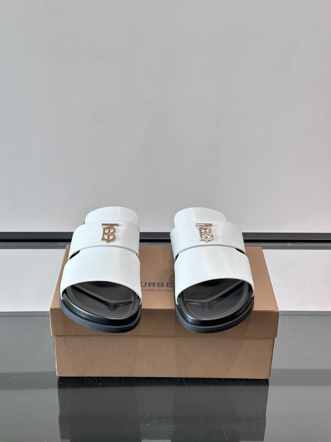 Burberr*男士休闲凉拖，优质皮革➕金属Logo，简约又有辨识度。黑色橡胶鞋底，防滑耐磨，日常穿着超
