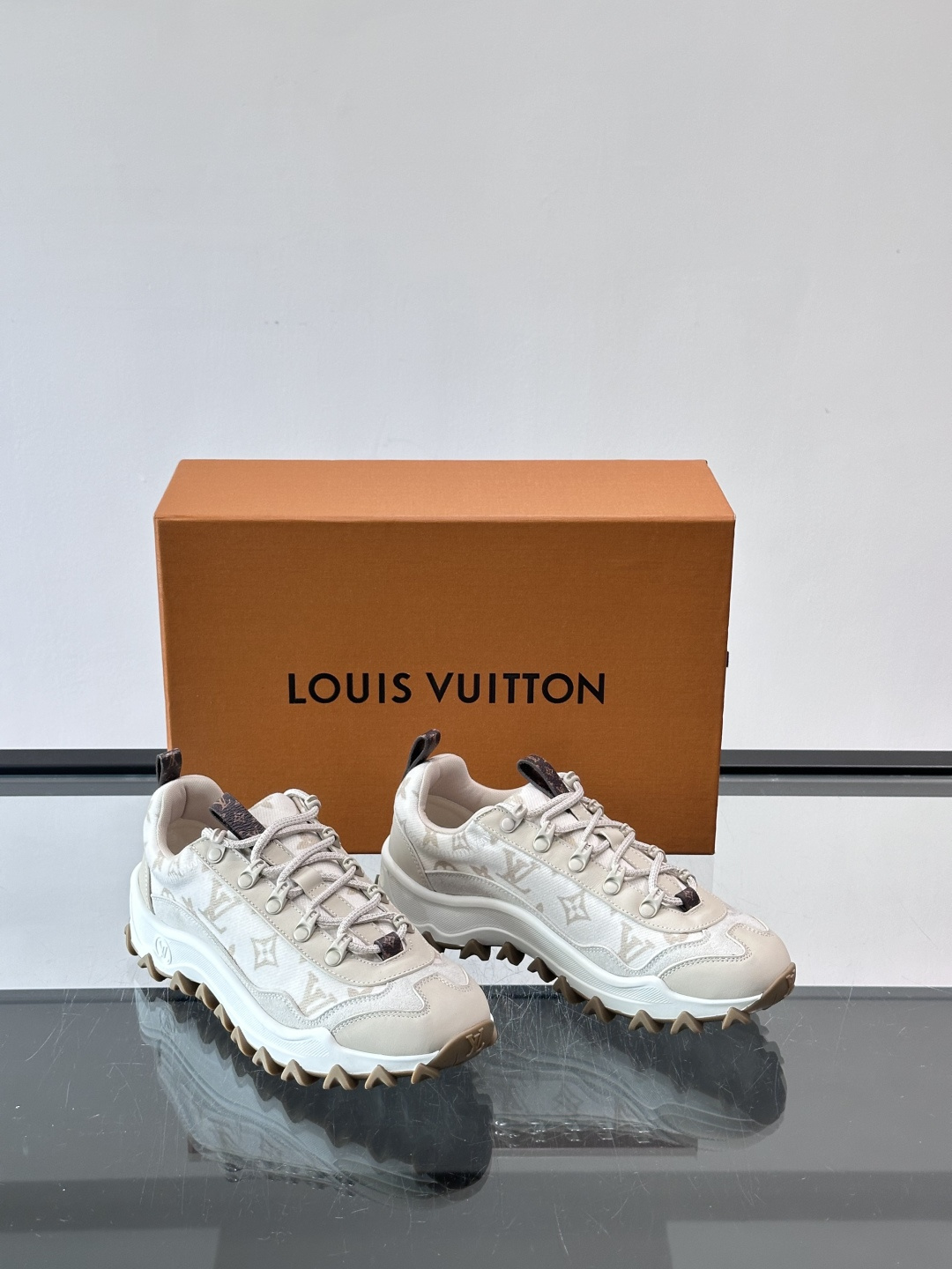 👟LV Outdoor系列运动鞋，网布➕麂皮拼接，内衬超有活力！鞋带是多色编织，金属孔眼细节满分✨。锯齿