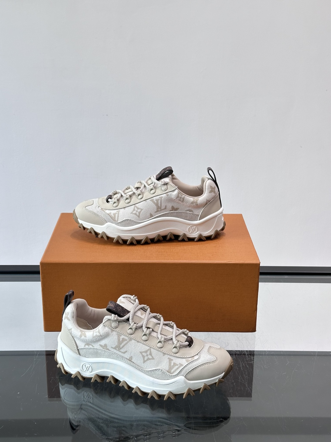 👟LV Outdoor系列运动鞋，网布➕麂皮拼接，内衬超有活力！鞋带是多色编织，金属孔眼细节满分✨。锯齿