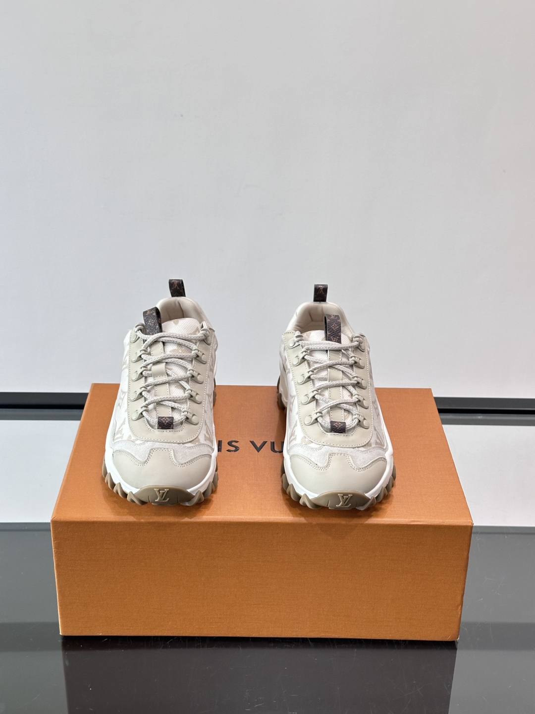 👟LV Outdoor系列运动鞋，网布➕麂皮拼接，内衬超有活力！鞋带是多色编织，金属孔眼细节满分✨。锯齿