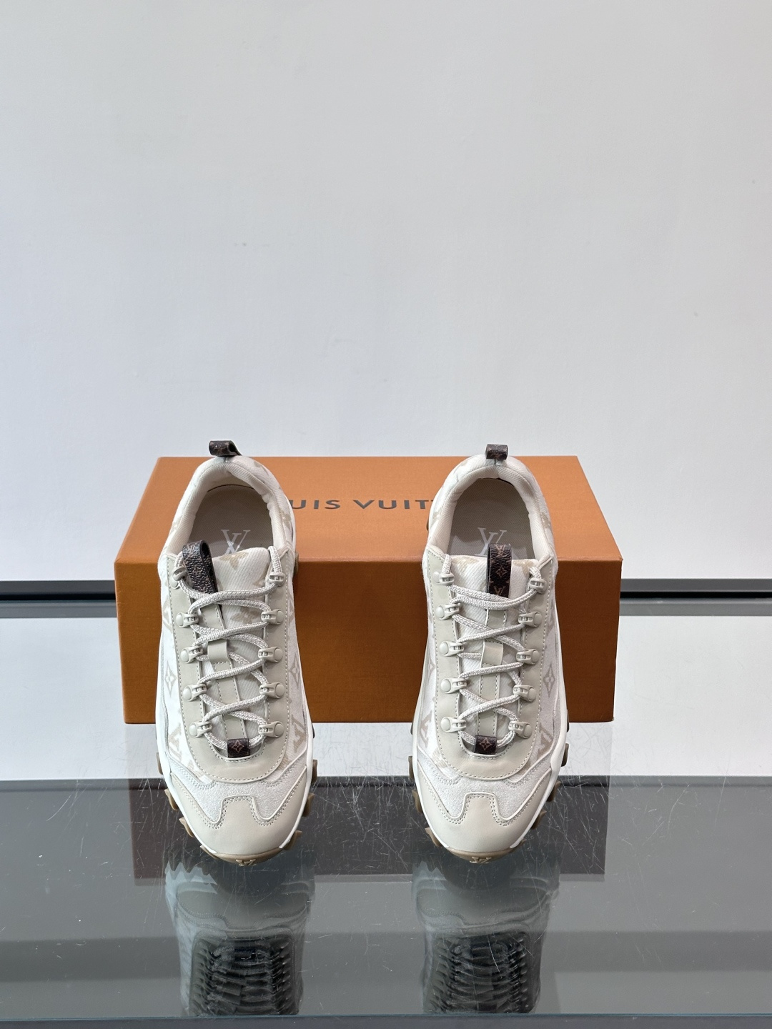 👟LV Outdoor系列运动鞋，网布➕麂皮拼接，内衬超有活力！鞋带是多色编织，金属孔眼细节满分✨。锯齿