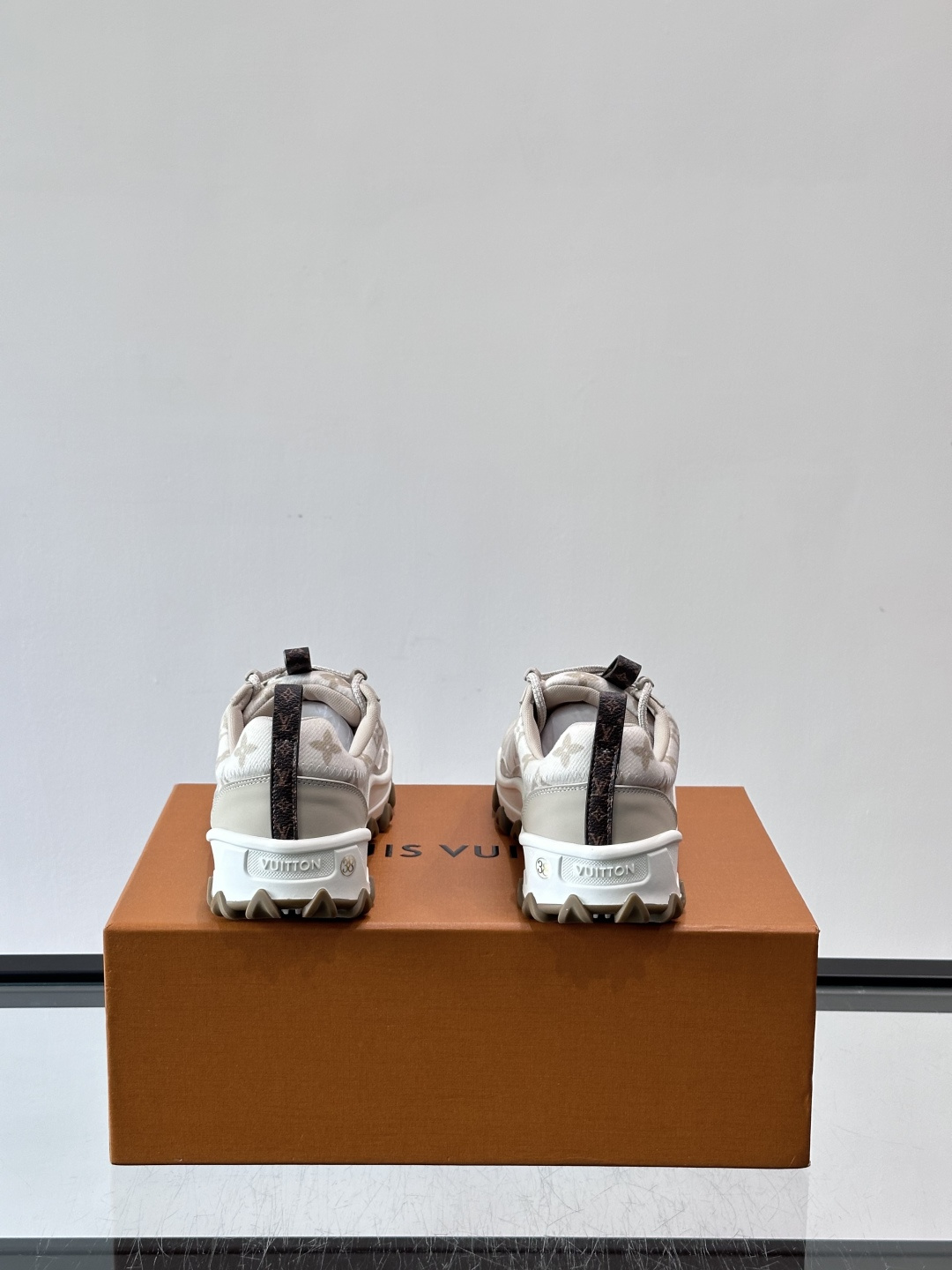 👟LV Outdoor系列运动鞋，网布➕麂皮拼接，内衬超有活力！鞋带是多色编织，金属孔眼细节满分✨。锯齿