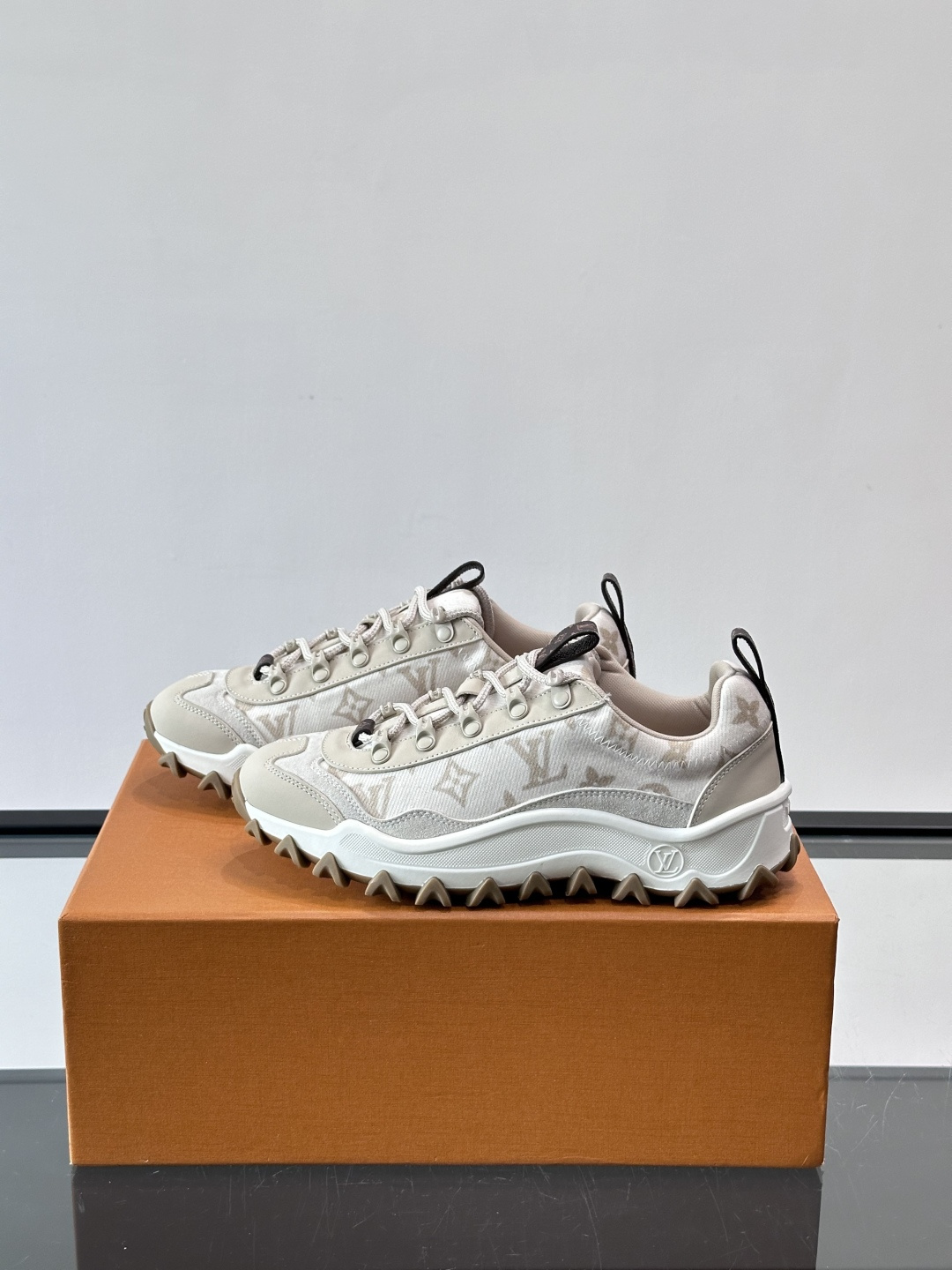 👟LV Outdoor系列运动鞋，网布➕麂皮拼接，内衬超有活力！鞋带是多色编织，金属孔眼细节满分✨。锯齿