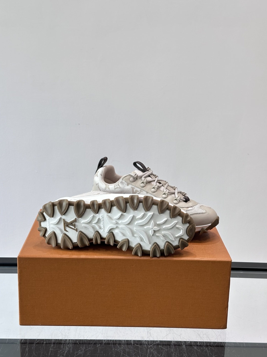 👟LV Outdoor系列运动鞋，网布➕麂皮拼接，内衬超有活力！鞋带是多色编织，金属孔眼细节满分✨。锯齿