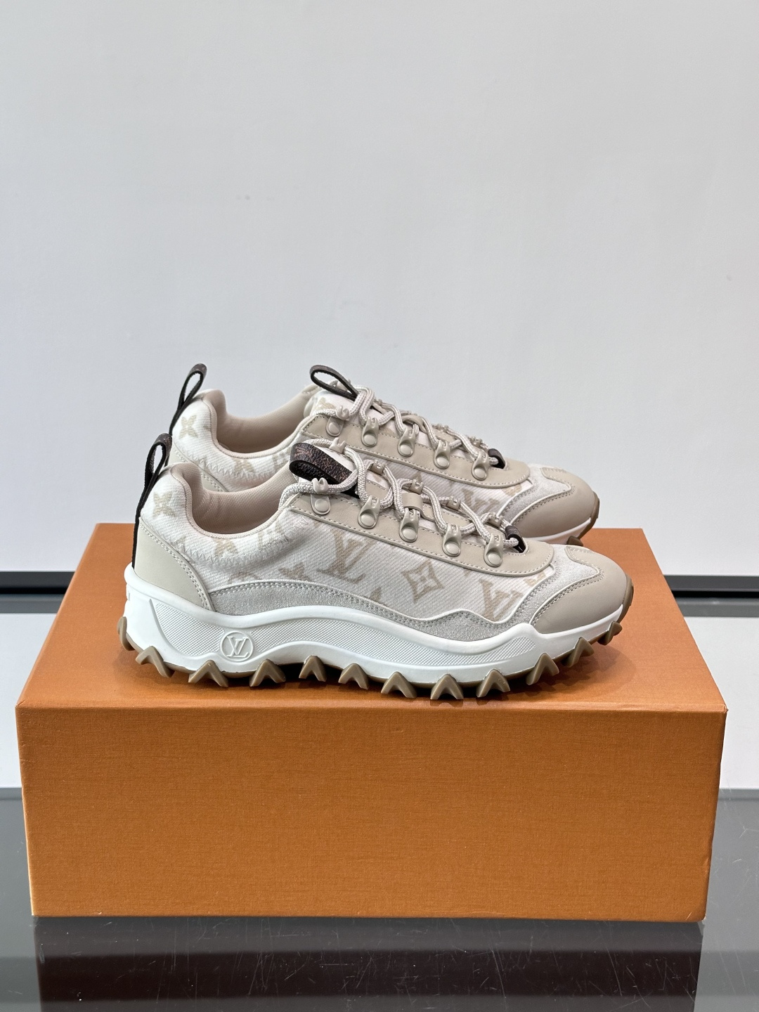 👟LV Outdoor系列运动鞋，网布➕麂皮拼接，内衬超有活力！鞋带是多色编织，金属孔眼细节满分✨。锯齿