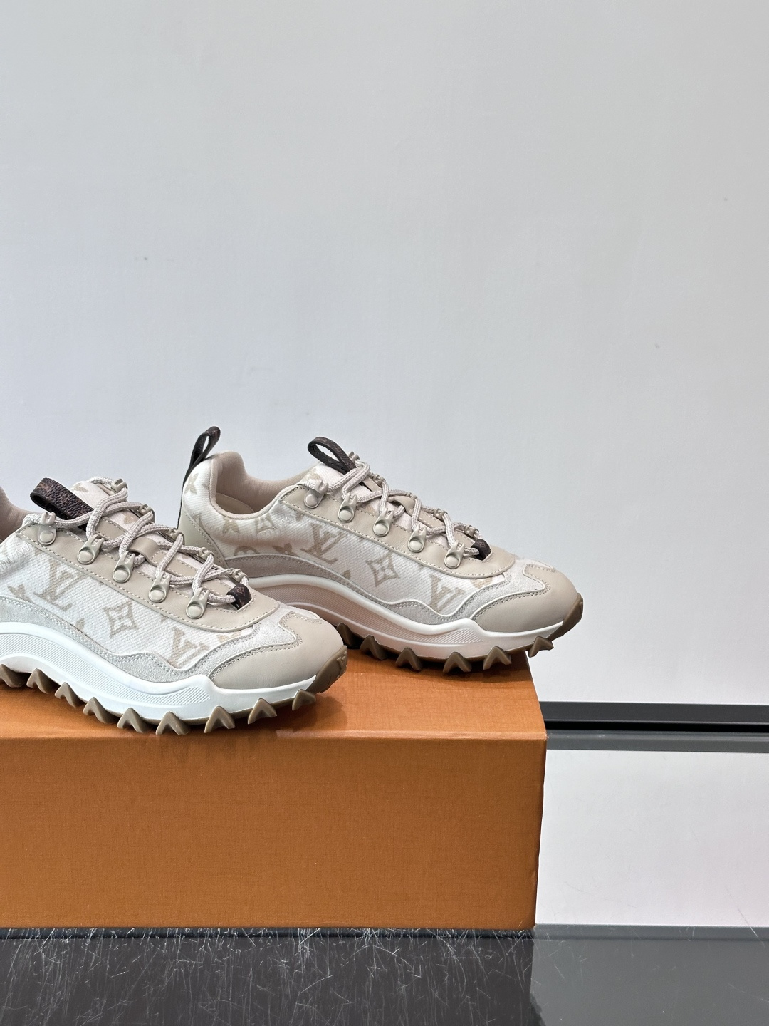 👟LV Outdoor系列运动鞋，网布➕麂皮拼接，内衬超有活力！鞋带是多色编织，金属孔眼细节满分✨。锯齿