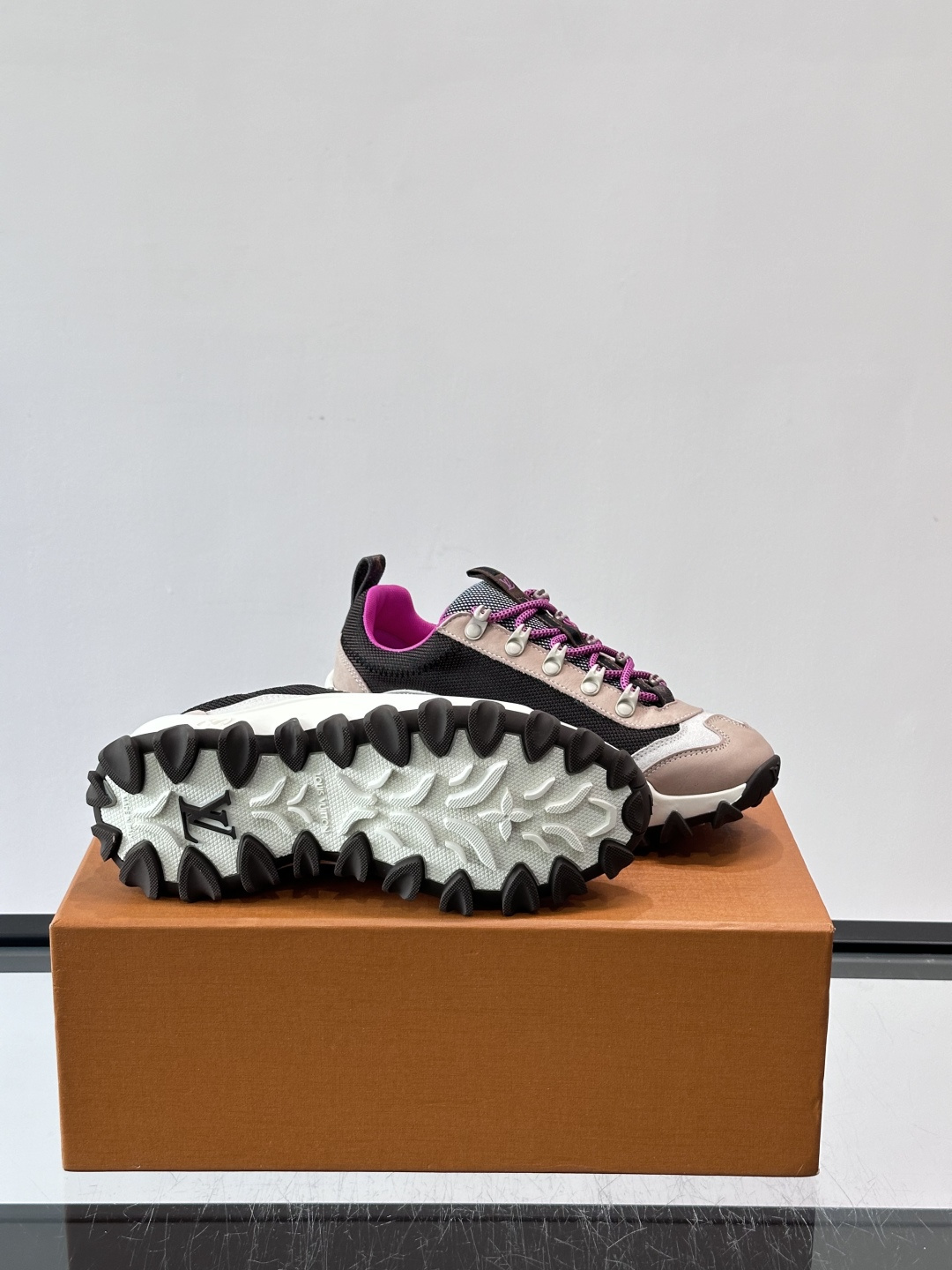 👟LV Outdoor系列运动鞋，网布➕麂皮拼接，内衬超有活力！鞋带是多色编织，金属孔眼细节满分✨。锯齿