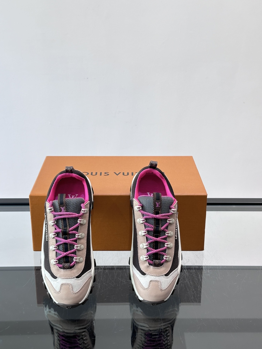 👟LV Outdoor系列运动鞋，网布➕麂皮拼接，内衬超有活力！鞋带是多色编织，金属孔眼细节满分✨。锯齿