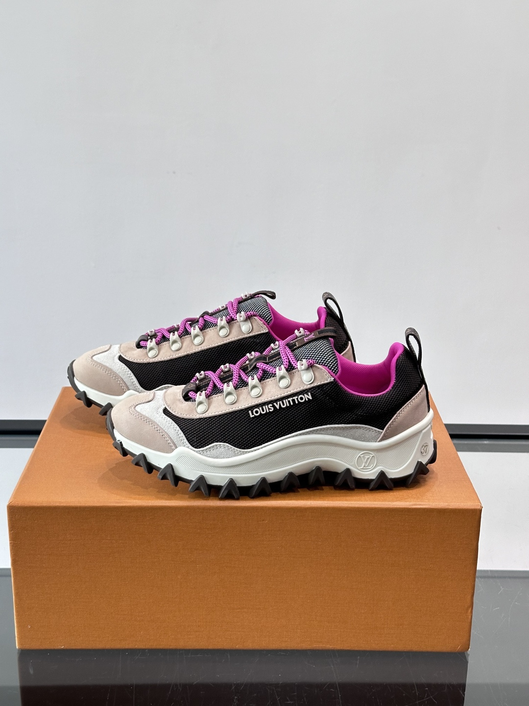 👟LV Outdoor系列运动鞋，网布➕麂皮拼接，内衬超有活力！鞋带是多色编织，金属孔眼细节满分✨。锯齿