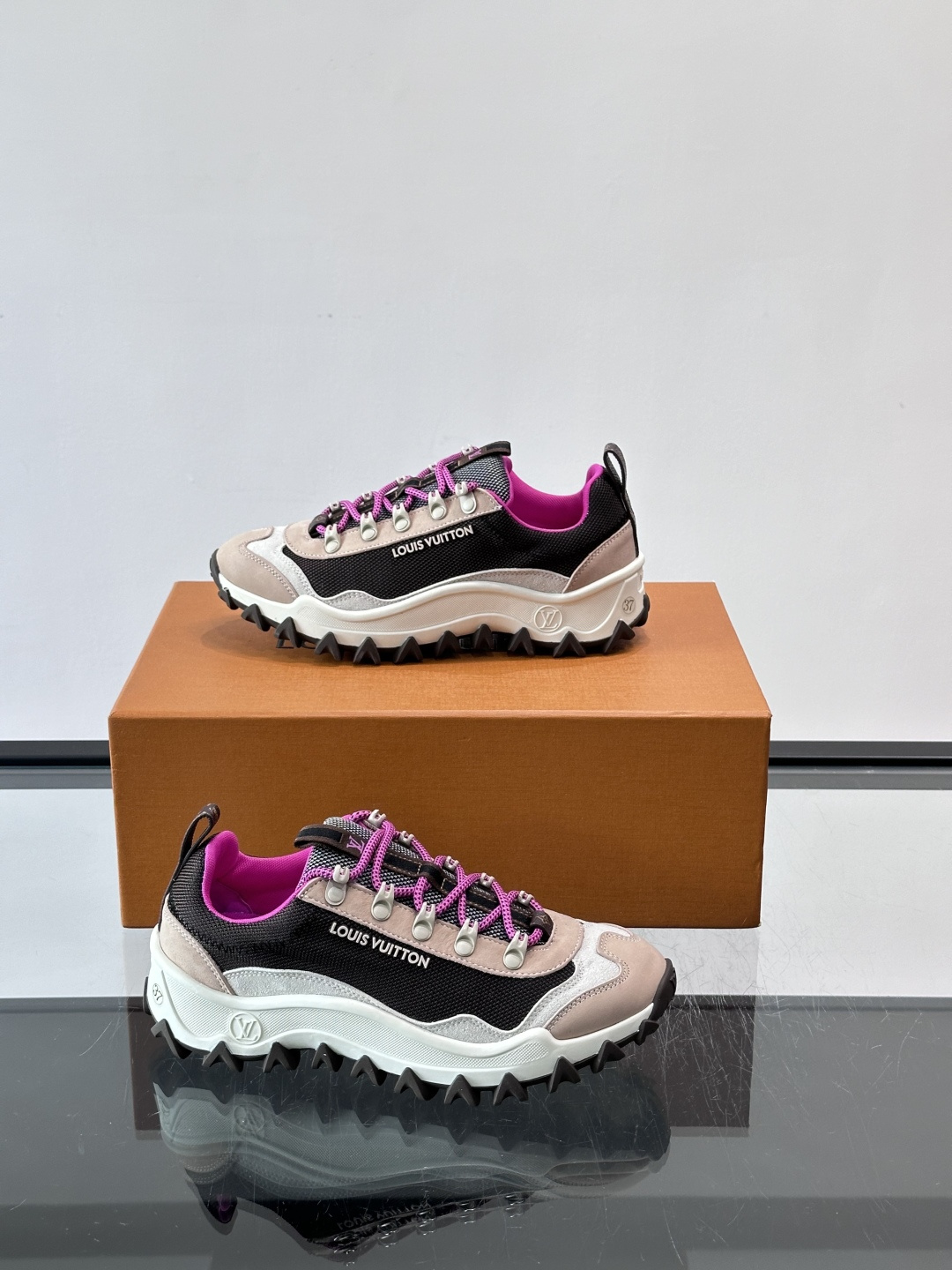 👟LV Outdoor系列运动鞋，网布➕麂皮拼接，内衬超有活力！鞋带是多色编织，金属孔眼细节满分✨。锯齿