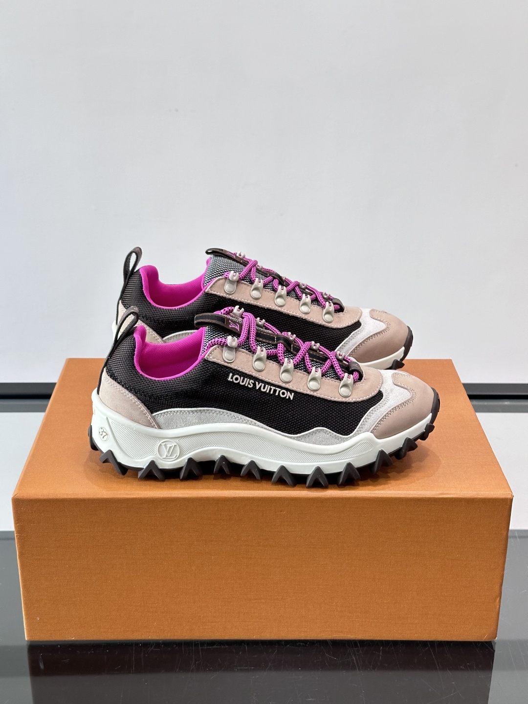 👟LV Outdoor系列运动鞋，网布➕麂皮拼接，内衬超有活力！鞋带是多色编织，金属孔眼细节满分✨。锯齿