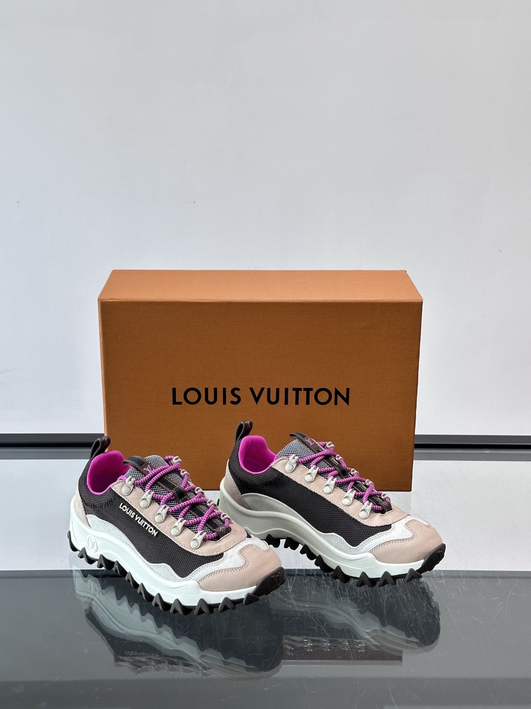 👟LV Outdoor系列运动鞋，网布➕麂皮拼接，内衬超有活力！鞋带是多色编织，金属孔眼细节满分✨。锯齿