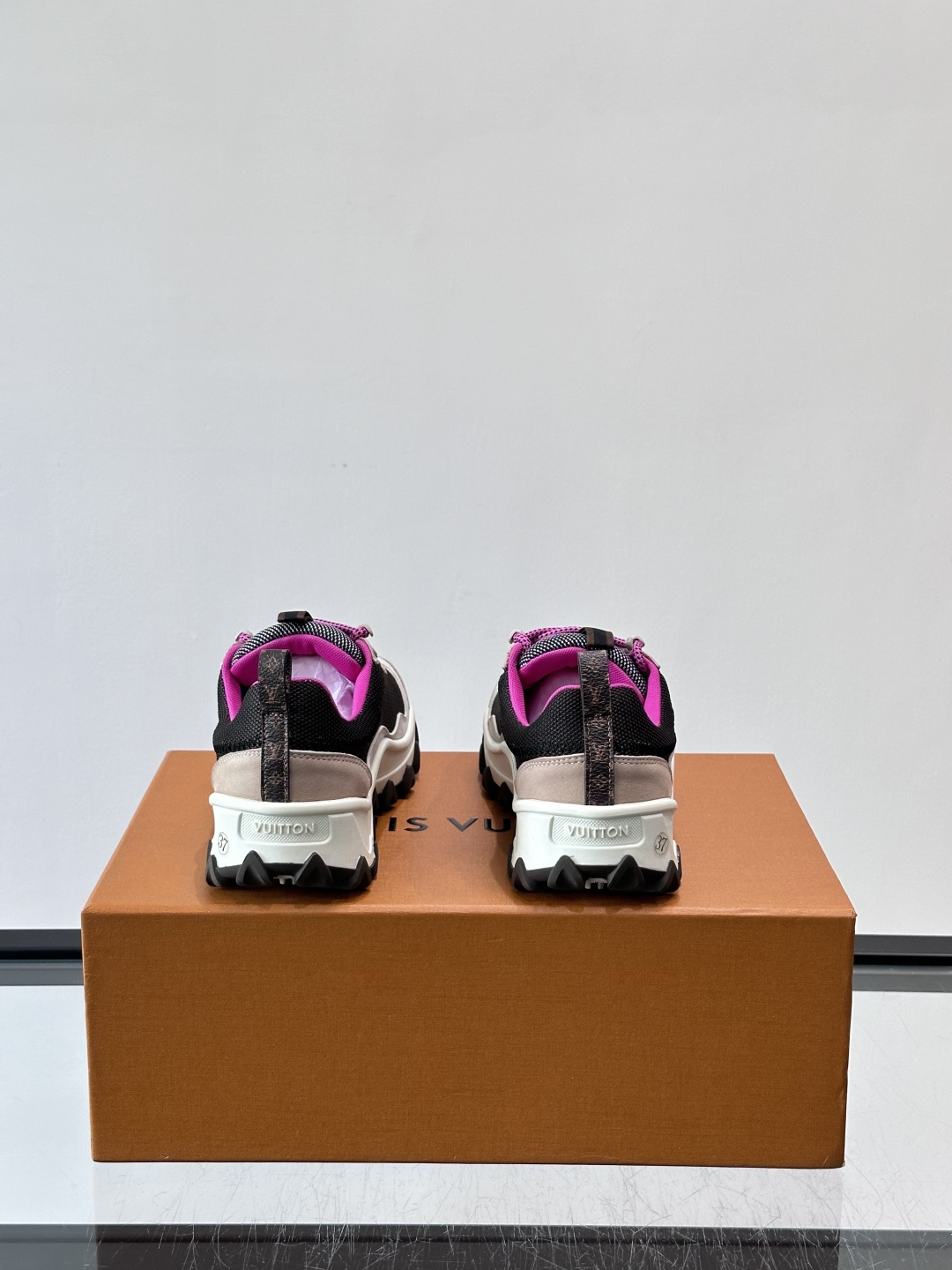 👟LV Outdoor系列运动鞋，网布➕麂皮拼接，内衬超有活力！鞋带是多色编织，金属孔眼细节满分✨。锯齿