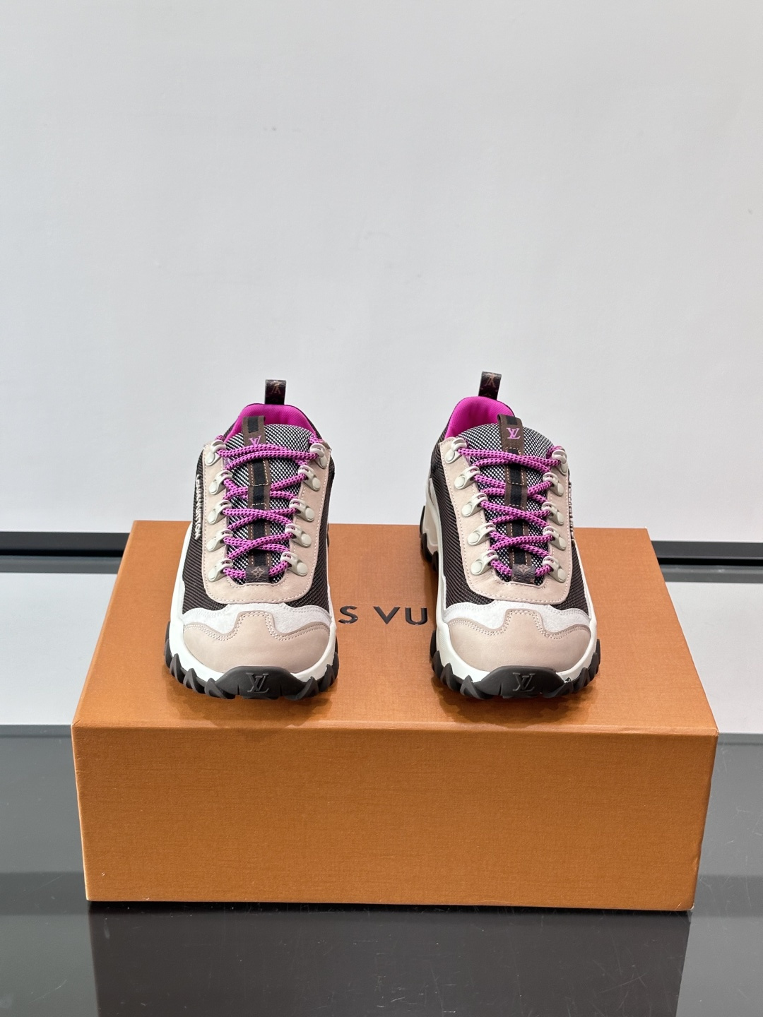 👟LV Outdoor系列运动鞋，网布➕麂皮拼接，内衬超有活力！鞋带是多色编织，金属孔眼细节满分✨。锯齿