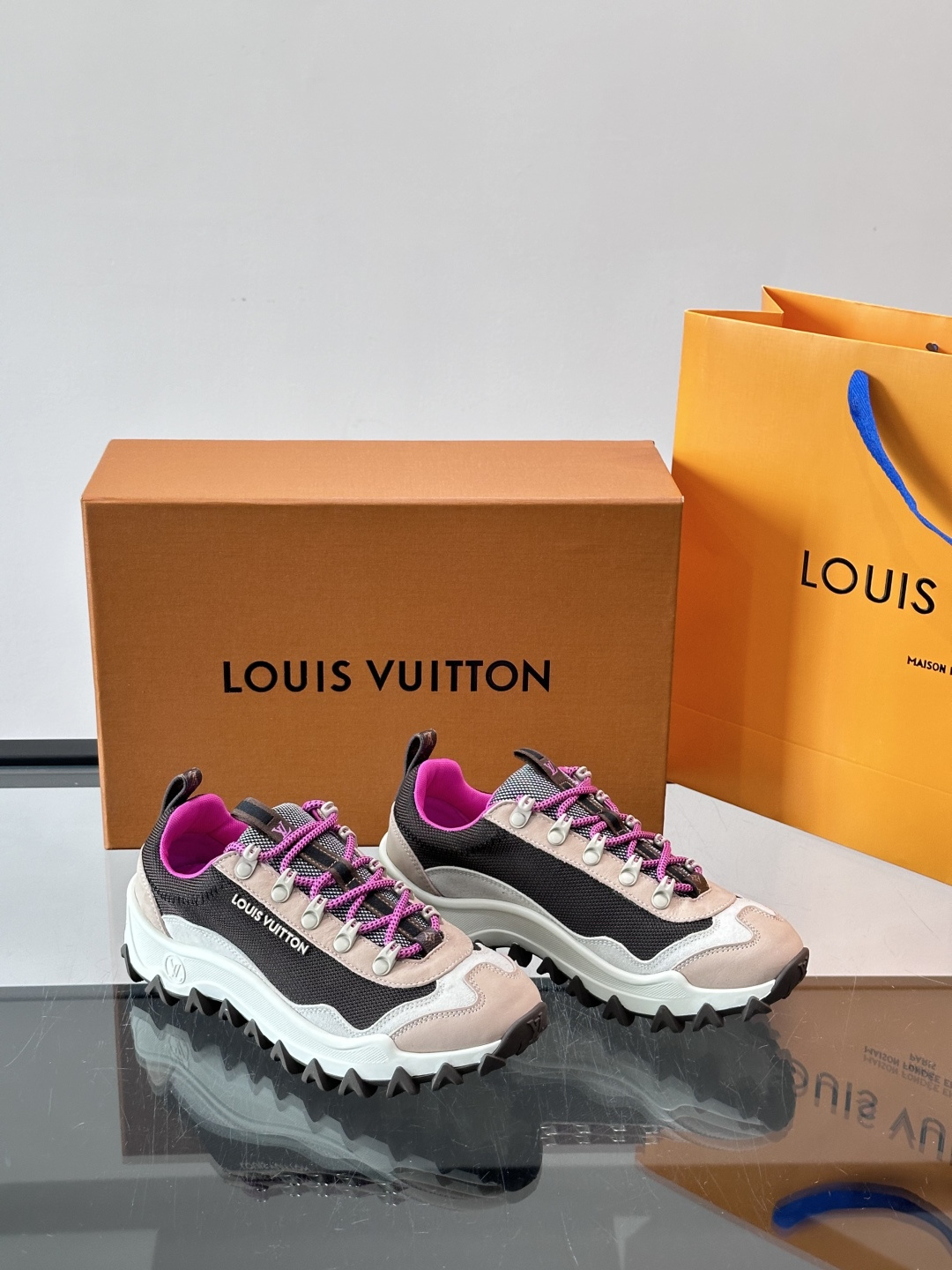 👟LV Outdoor系列运动鞋，网布➕麂皮拼接，内衬超有活力！鞋带是多色编织，金属孔眼细节满分✨。锯齿