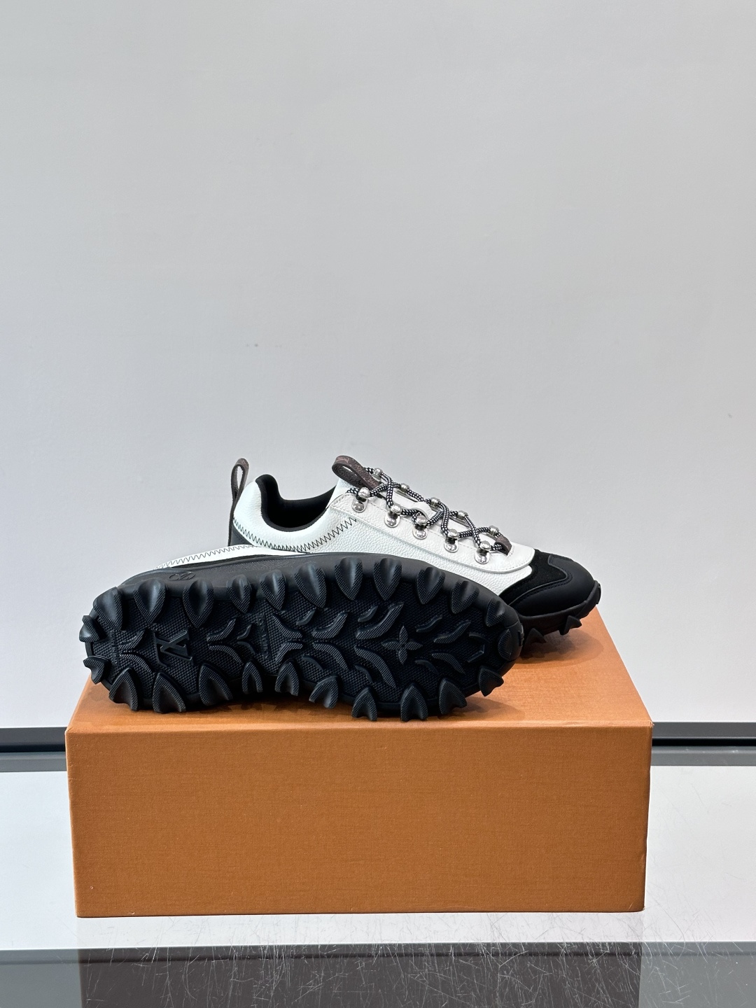 👟LV Outdoor系列运动鞋，网布➕麂皮拼接，内衬超有活力！鞋带是多色编织，金属孔眼细节满分✨。锯齿