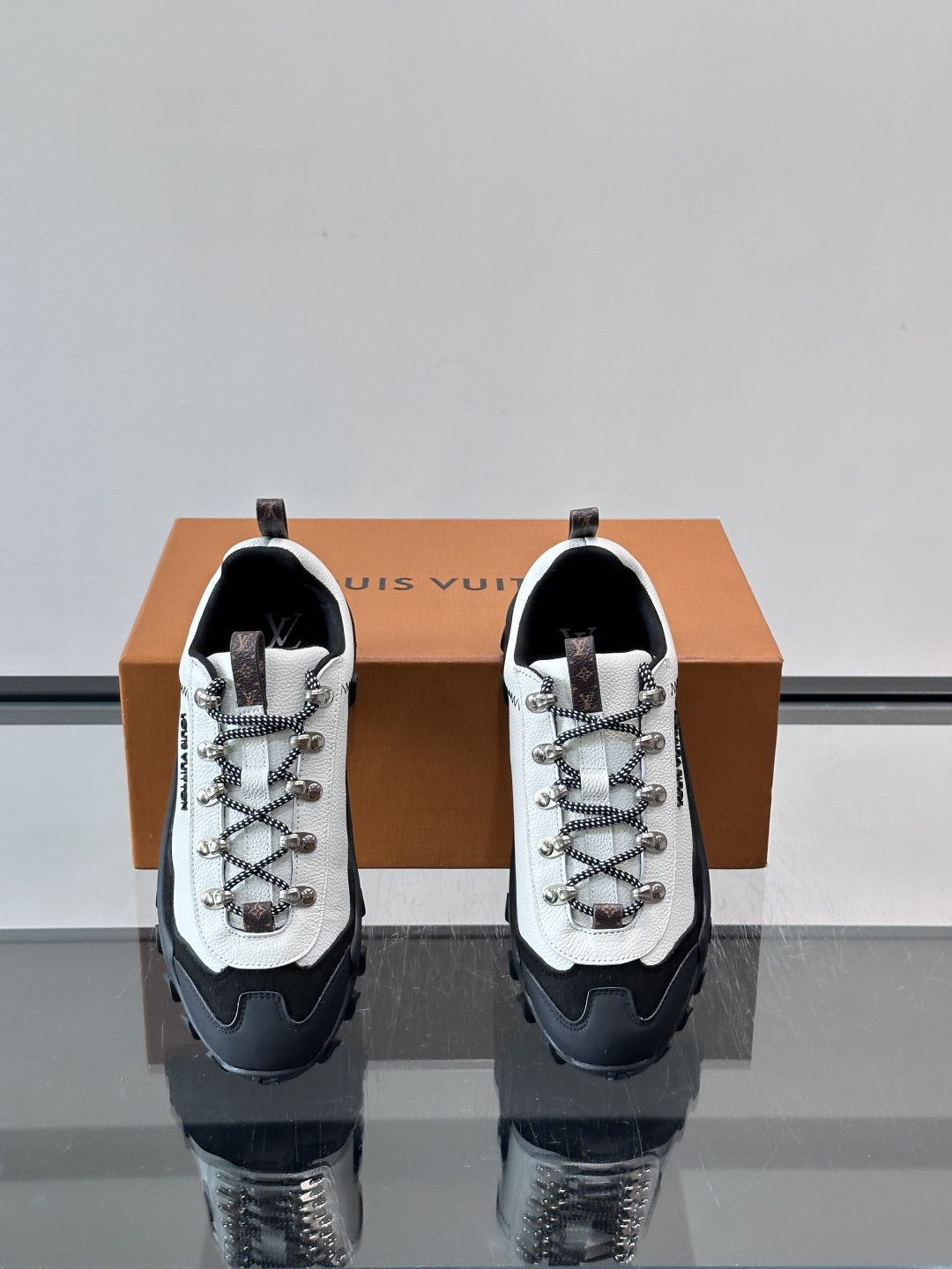 👟LV Outdoor系列运动鞋，网布➕麂皮拼接，内衬超有活力！鞋带是多色编织，金属孔眼细节满分✨。锯齿