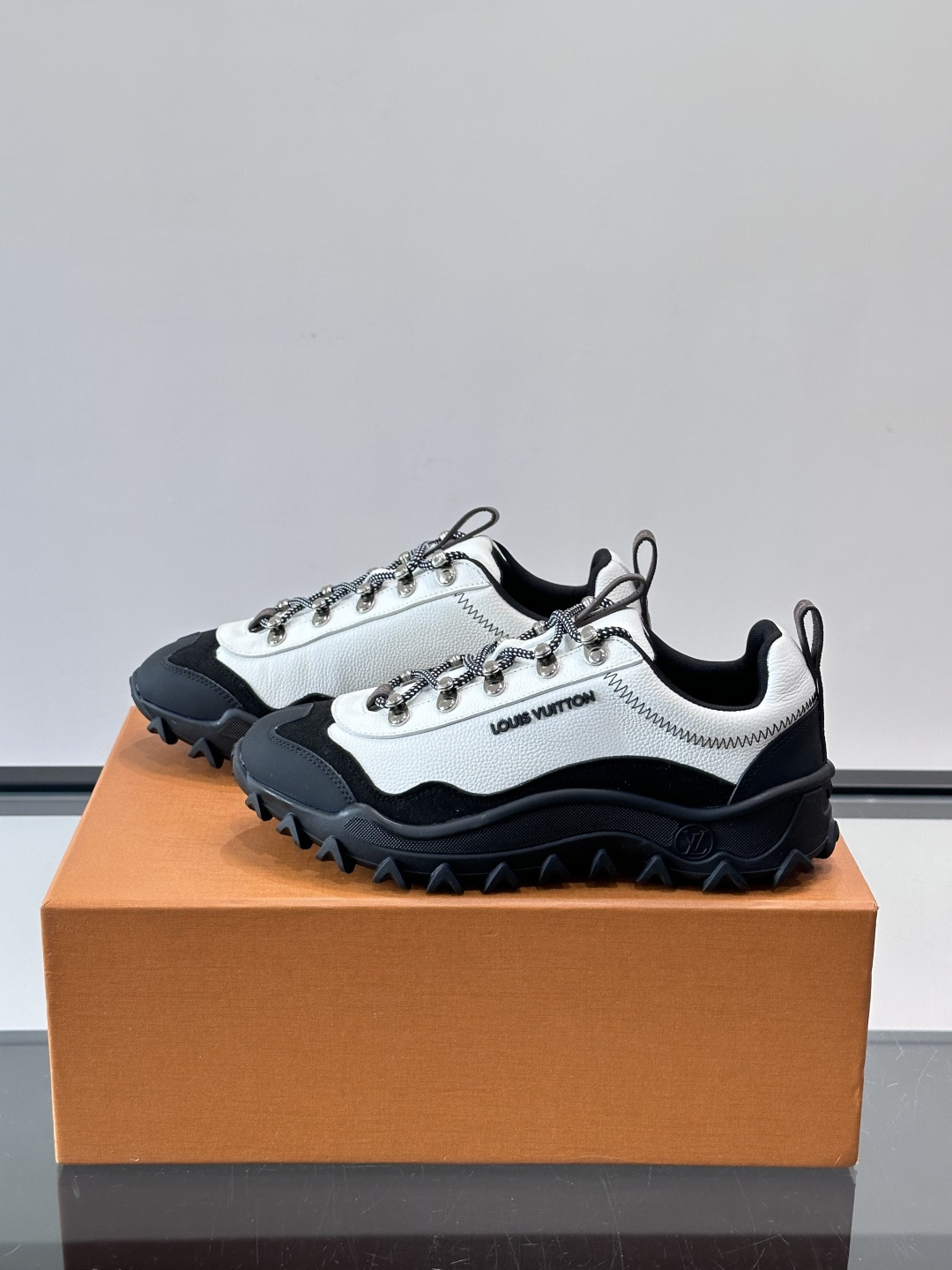 👟LV Outdoor系列运动鞋，网布➕麂皮拼接，内衬超有活力！鞋带是多色编织，金属孔眼细节满分✨。锯齿