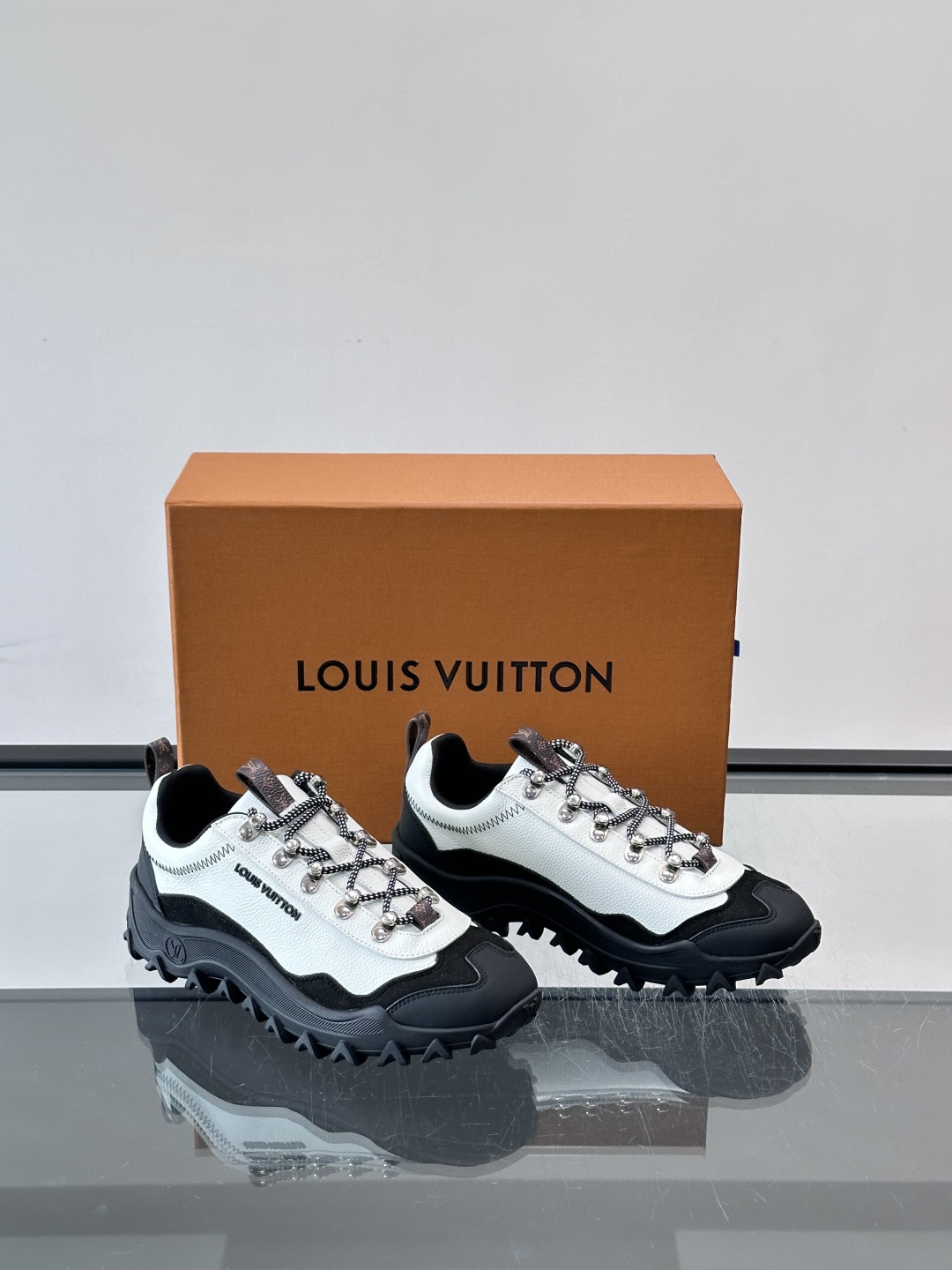 👟LV Outdoor系列运动鞋，网布➕麂皮拼接，内衬超有活力！鞋带是多色编织，金属孔眼细节满分✨。锯齿