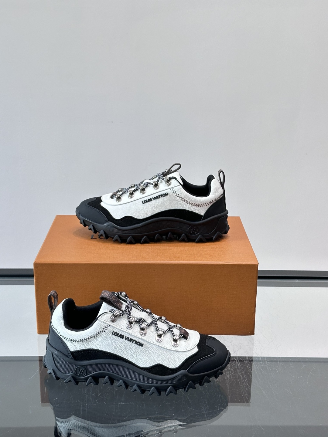 👟LV Outdoor系列运动鞋，网布➕麂皮拼接，内衬超有活力！鞋带是多色编织，金属孔眼细节满分✨。锯齿