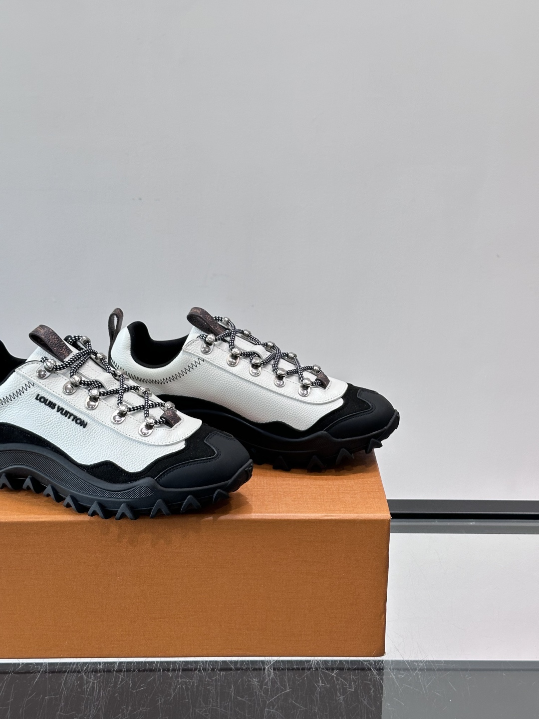 👟LV Outdoor系列运动鞋，网布➕麂皮拼接，内衬超有活力！鞋带是多色编织，金属孔眼细节满分✨。锯齿