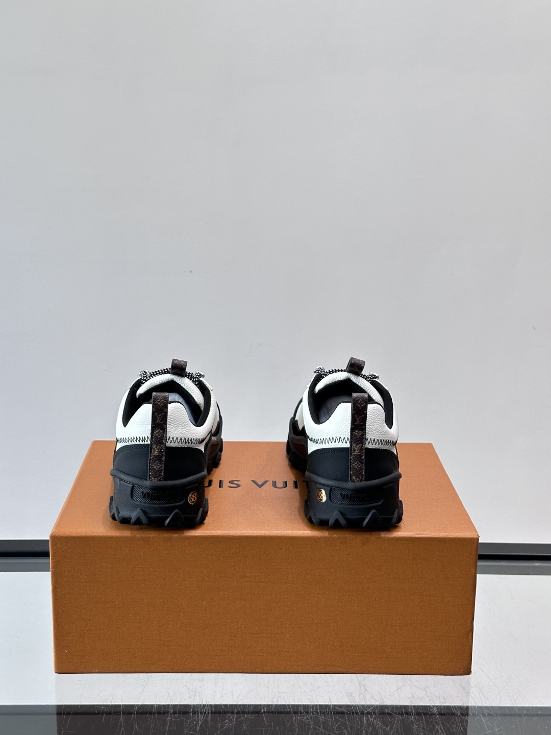 👟LV Outdoor系列运动鞋，网布➕麂皮拼接，内衬超有活力！鞋带是多色编织，金属孔眼细节满分✨。锯齿