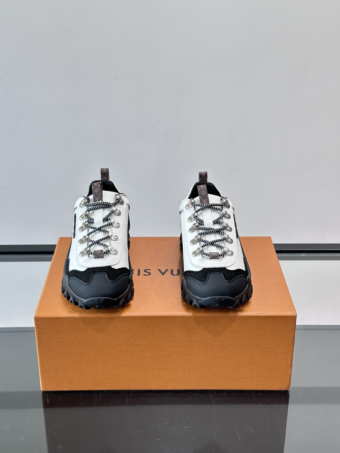 👟LV Outdoor系列运动鞋，网布➕麂皮拼接，内衬超有活力！鞋带是多色编织，金属孔眼细节满分✨。锯齿