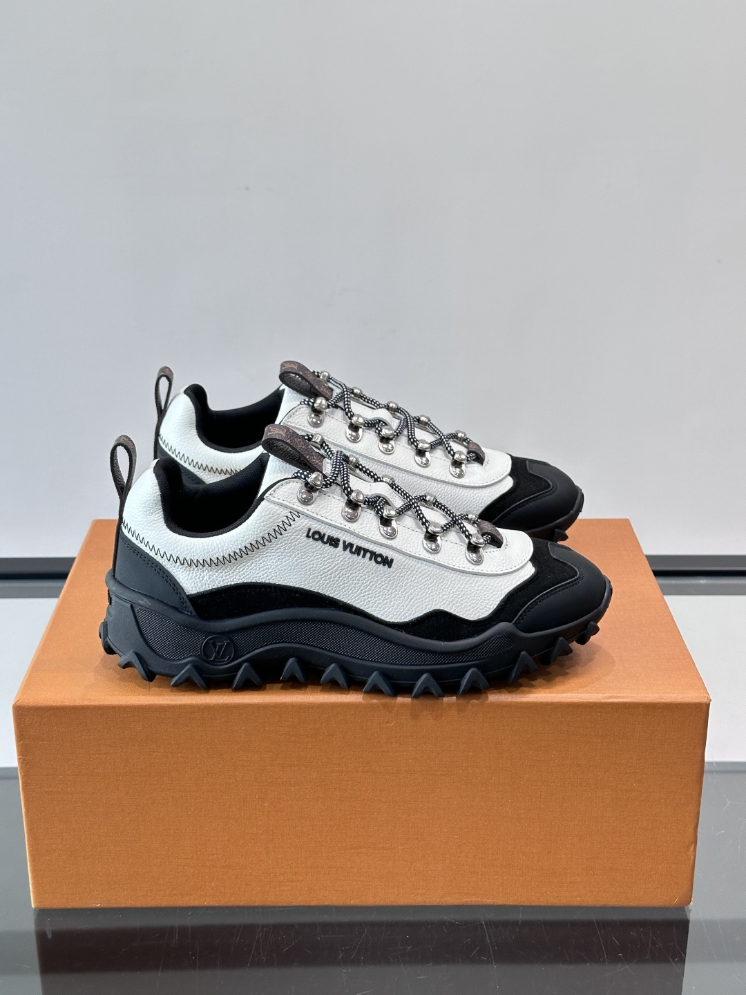 👟LV Outdoor系列运动鞋，网布➕麂皮拼接，内衬超有活力！鞋带是多色编织，金属孔眼细节满分✨。锯齿
