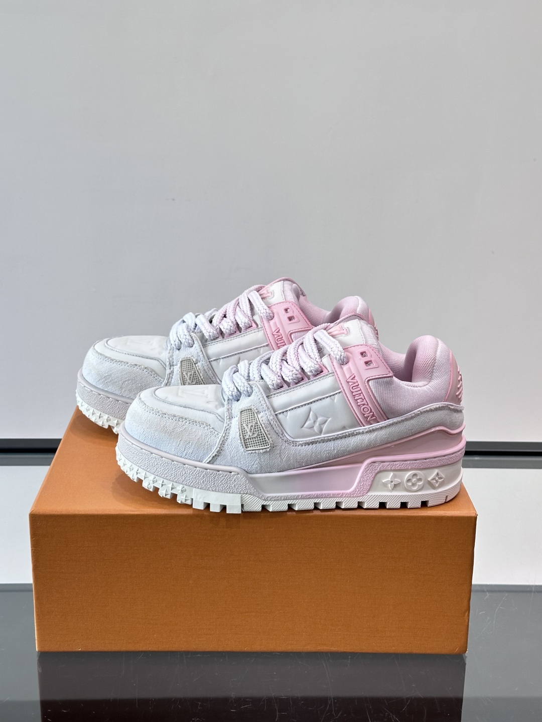 ◾️▫️L Trainer特殊水洗渐变工艺版小胖丁情侣款👫运动鞋，整双鞋奢华大气，橡胶 L.v标识点缀鞋