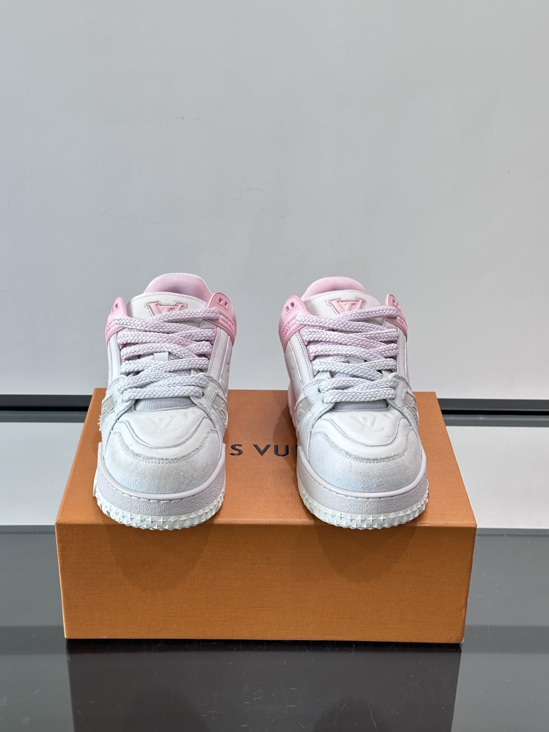 ◾️▫️L Trainer特殊水洗渐变工艺版小胖丁情侣款👫运动鞋，整双鞋奢华大气，橡胶 L.v标识点缀鞋