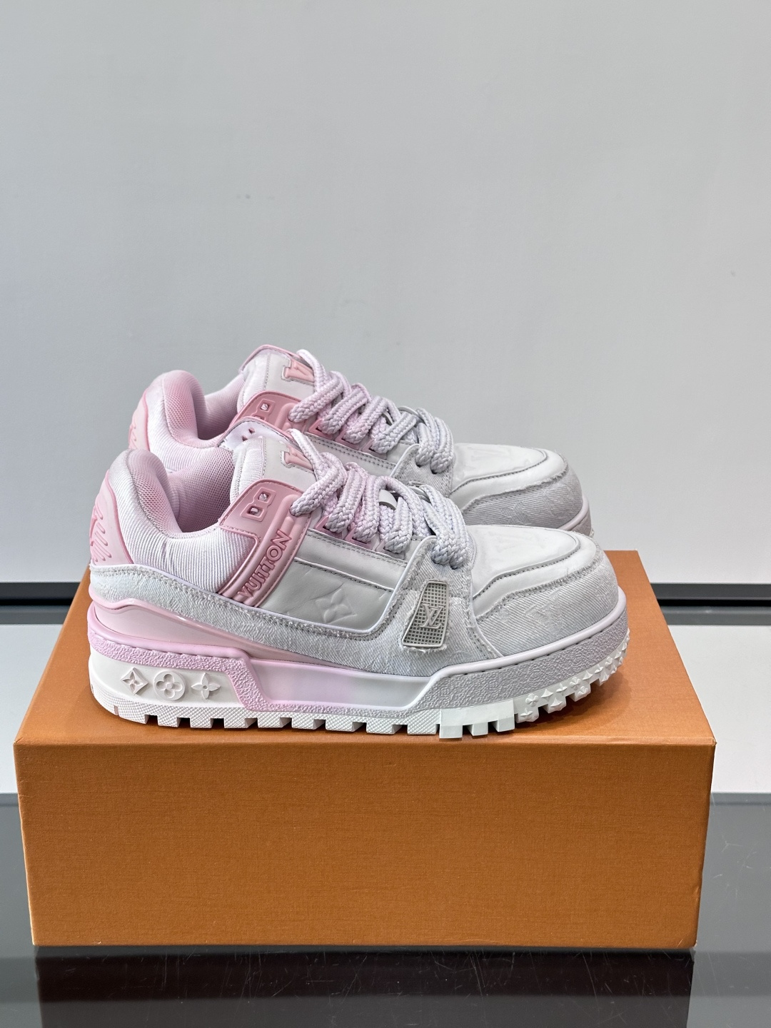 ◾️▫️L Trainer特殊水洗渐变工艺版小胖丁情侣款👫运动鞋，整双鞋奢华大气，橡胶 L.v标识点缀鞋