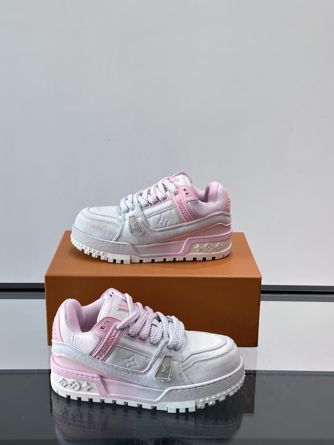 ◾️▫️L Trainer特殊水洗渐变工艺版小胖丁情侣款👫运动鞋，整双鞋奢华大气，橡胶 L.v标识点缀鞋