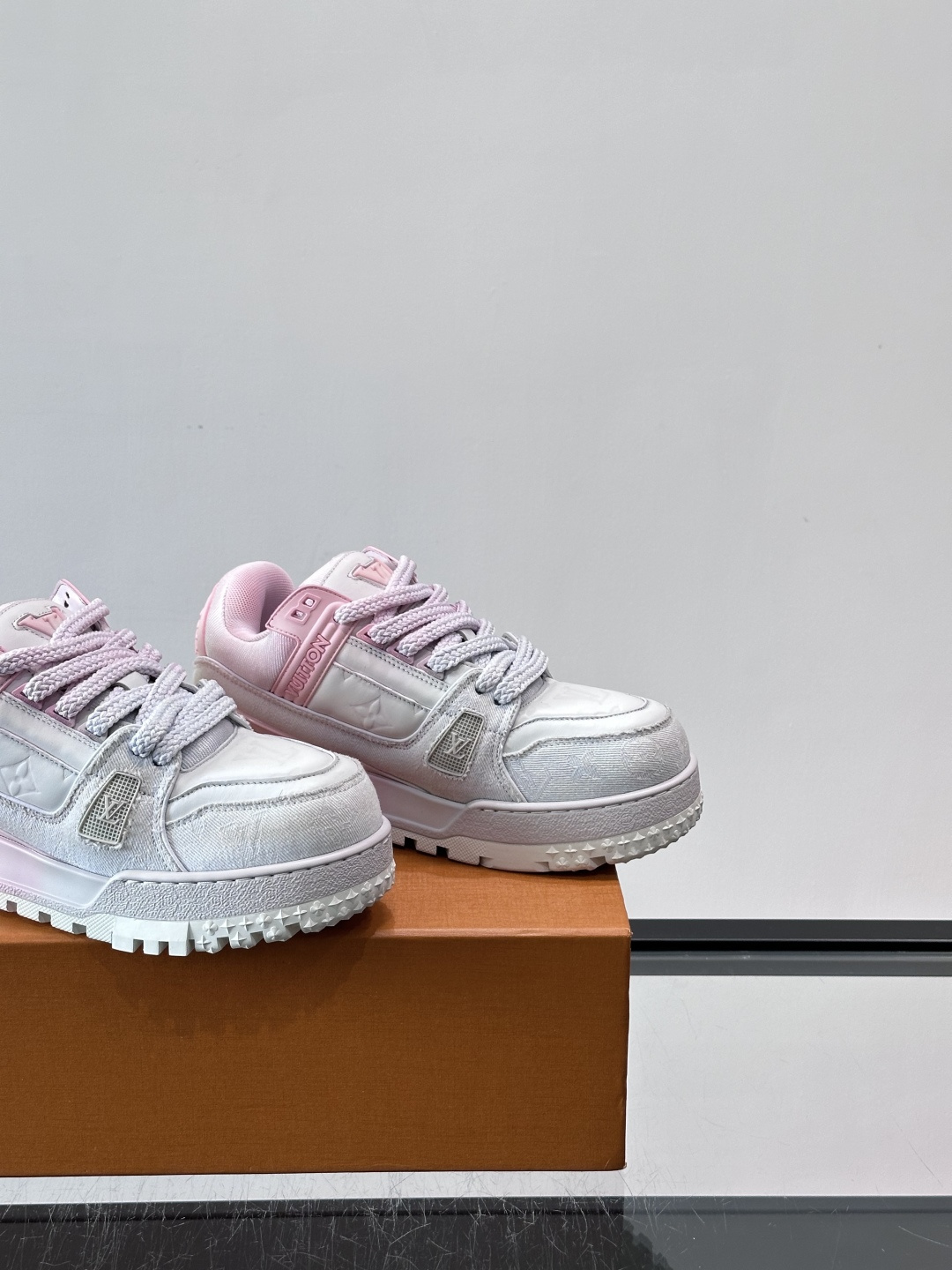 ◾️▫️L Trainer特殊水洗渐变工艺版小胖丁情侣款👫运动鞋，整双鞋奢华大气，橡胶 L.v标识点缀鞋