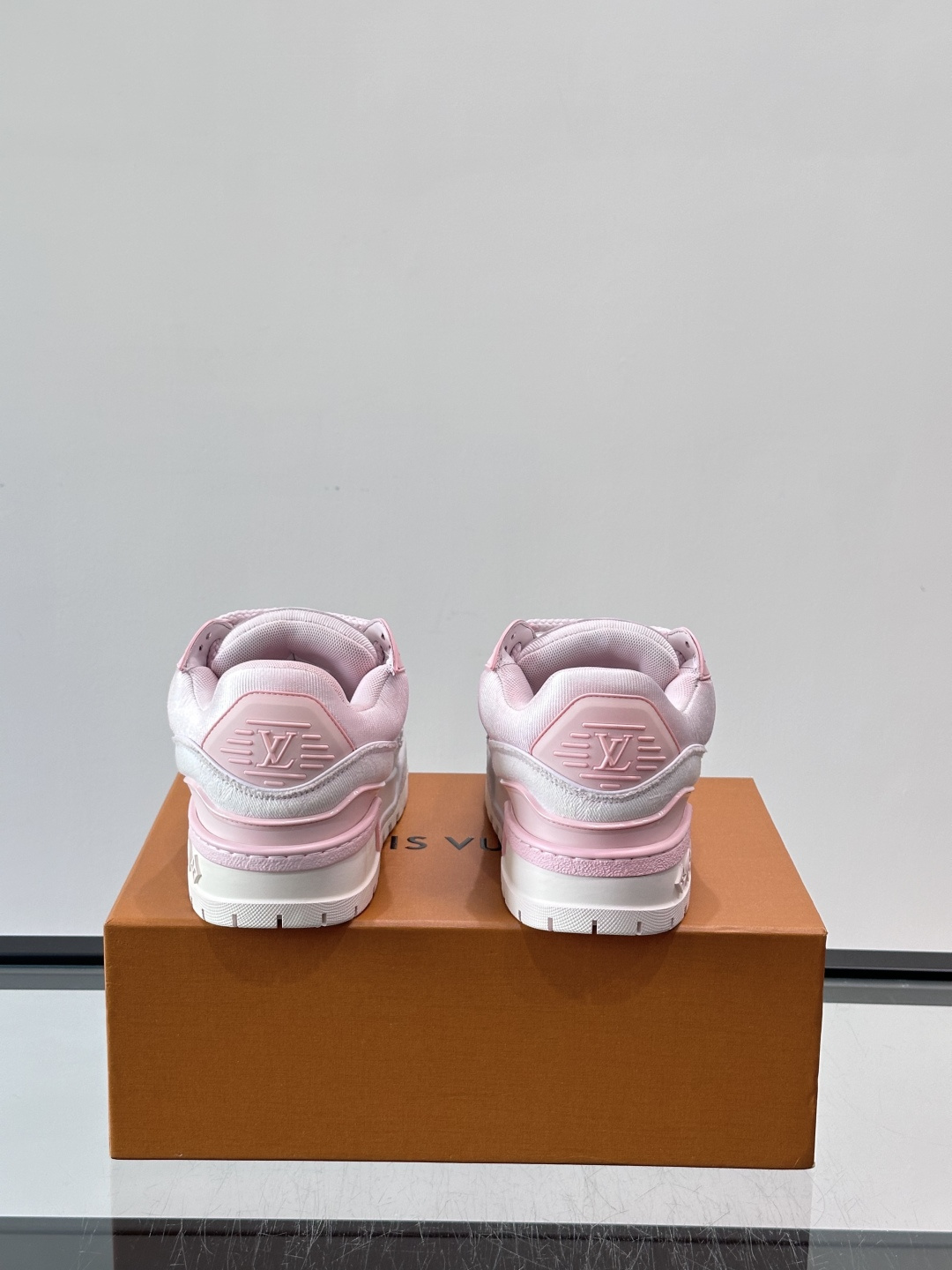 ◾️▫️L Trainer特殊水洗渐变工艺版小胖丁情侣款👫运动鞋，整双鞋奢华大气，橡胶 L.v标识点缀鞋